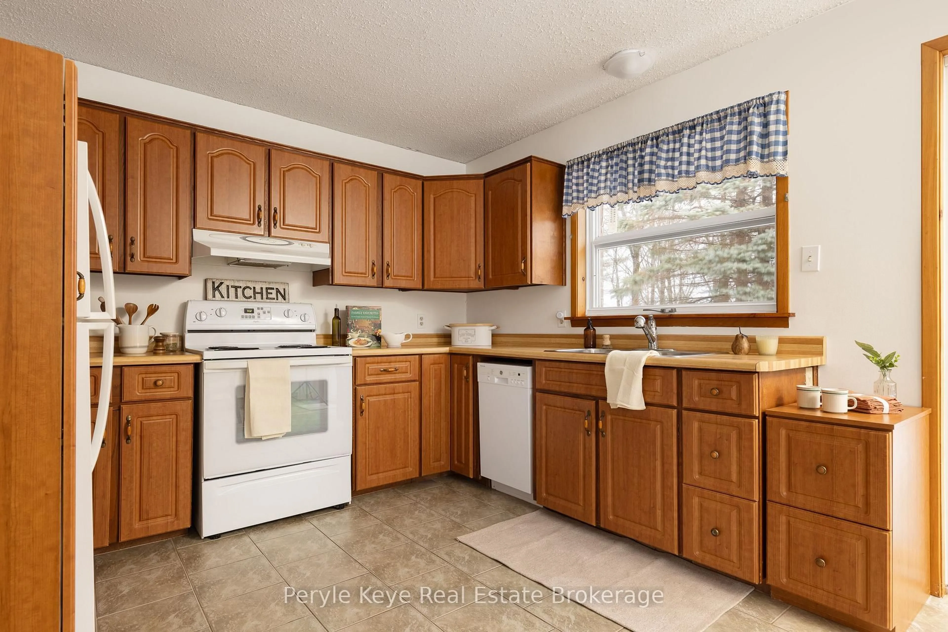 Standard kitchen, ceramic/tile floor for 688 Stephenson 1 Rd, Huntsville Ontario P0B 1L0
