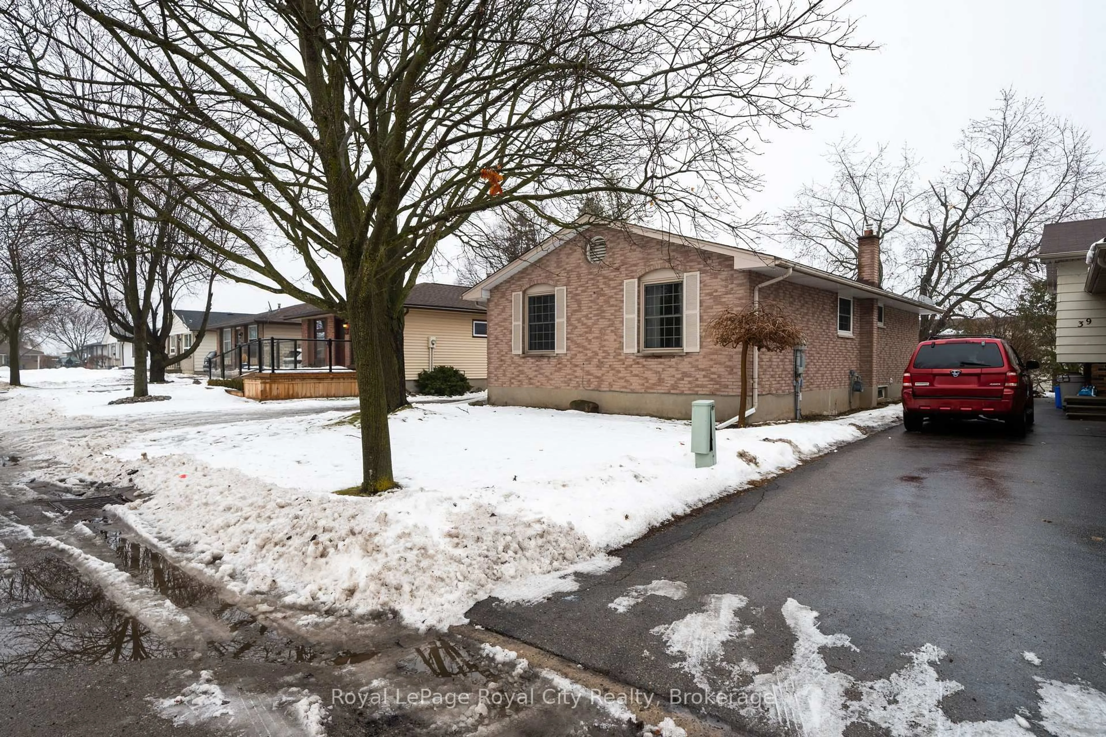 A pic from outside/outdoor area/front of a property/back of a property/a pic from drone, street for 43 Patience Cres, London South Ontario N6E 2K7