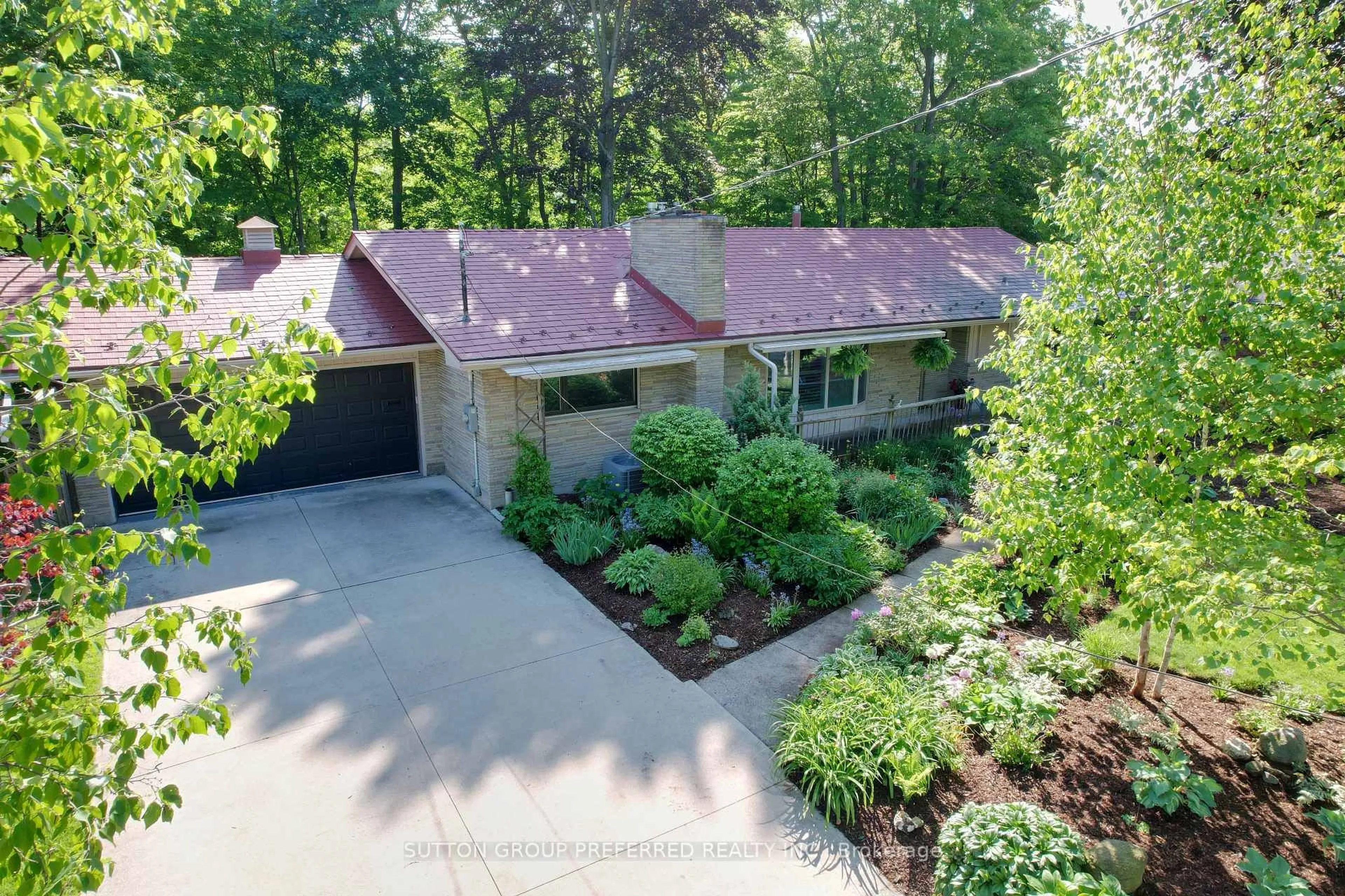 A pic from outside/outdoor area/front of a property/back of a property/a pic from drone, street for 7 Metamora Cres, London North Ontario N6G 1R2