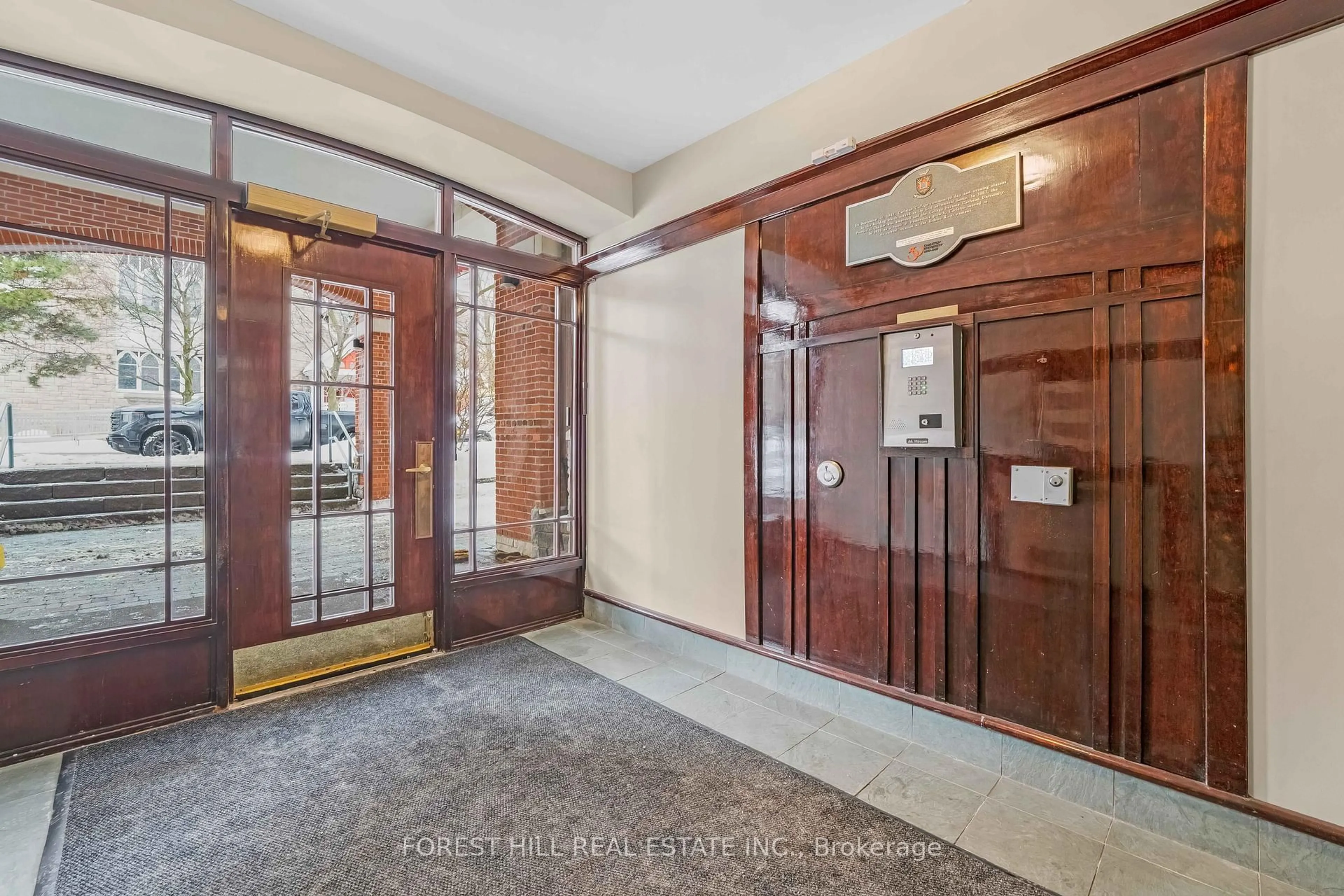 Indoor foyer for 268 First Ave #1B, Ottawa Ontario K1S 2G8