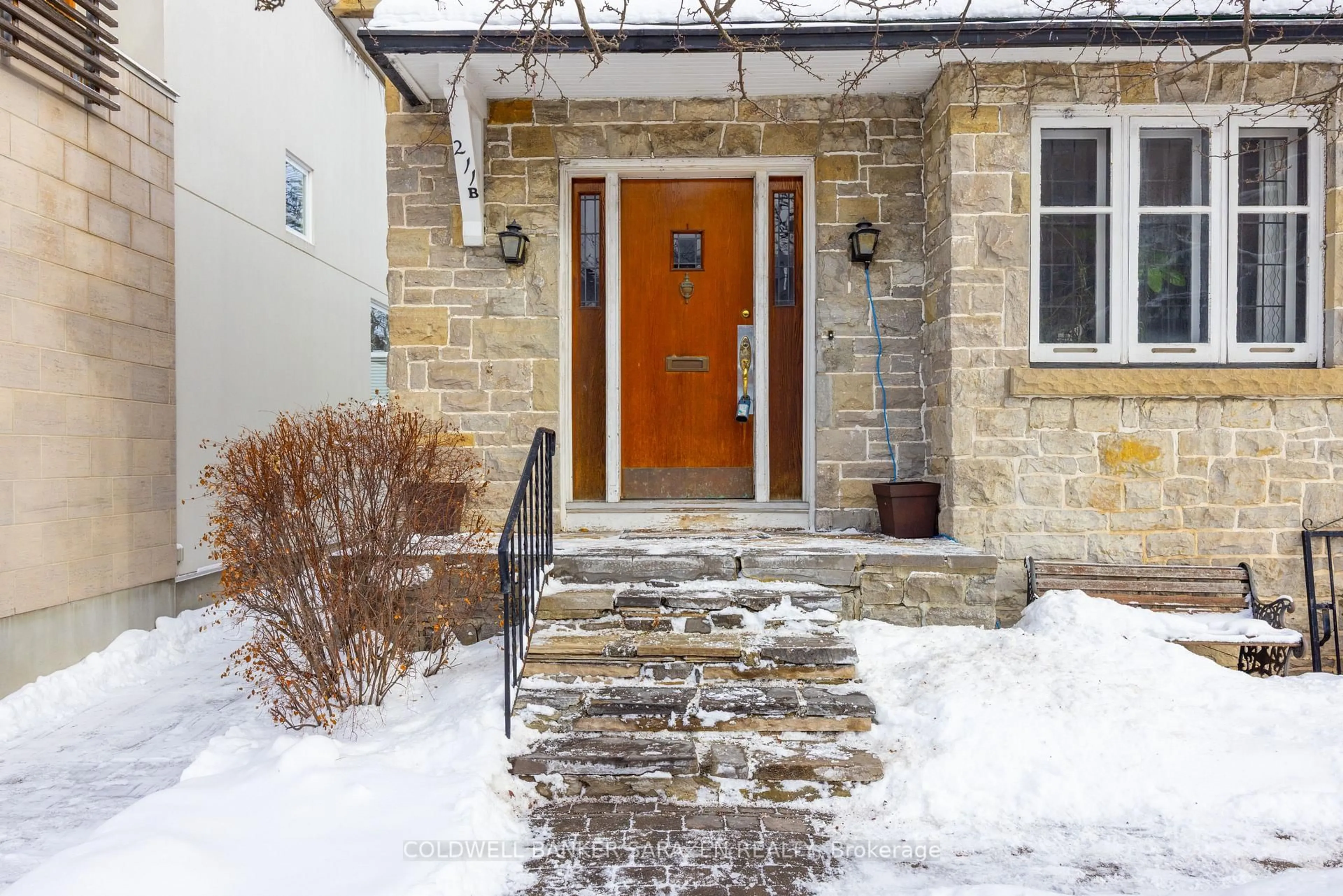 Indoor entryway for 211 B Melrose Ave, Ottawa Ontario K1Y 1V3
