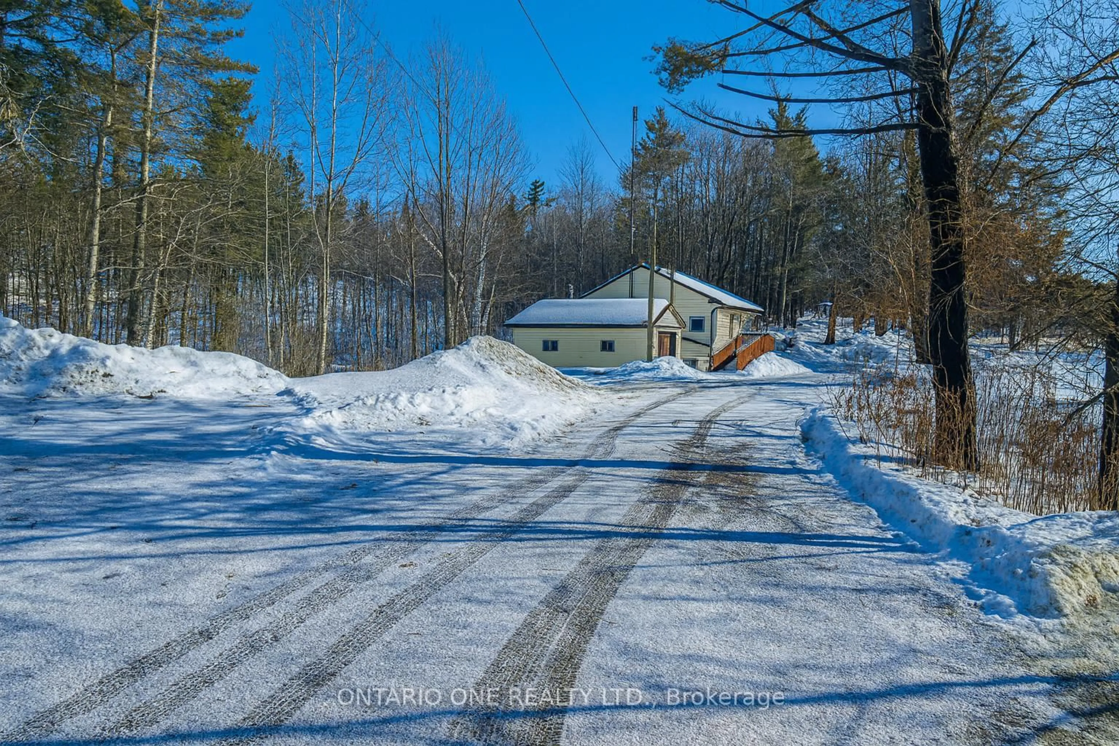 A pic from outside/outdoor area/front of a property/back of a property/a pic from drone, street for 1479 11 Highway, Gravenhurst Ontario P0E 1G0