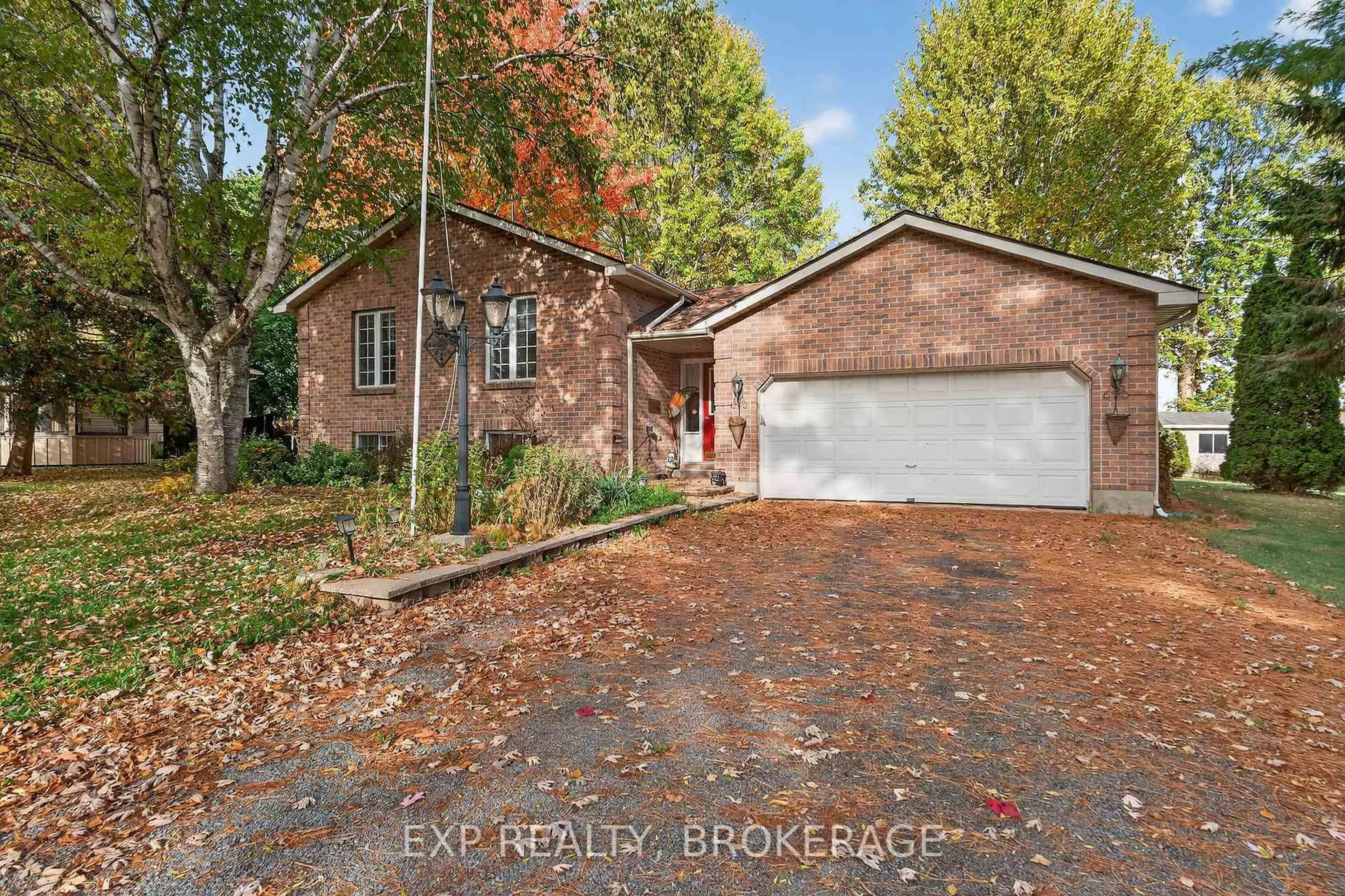 A pic from outside/outdoor area/front of a property/back of a property/a pic from drone, street for 63 SOUTHWOOD Cres, Plantagenet Ontario K7R 3L2