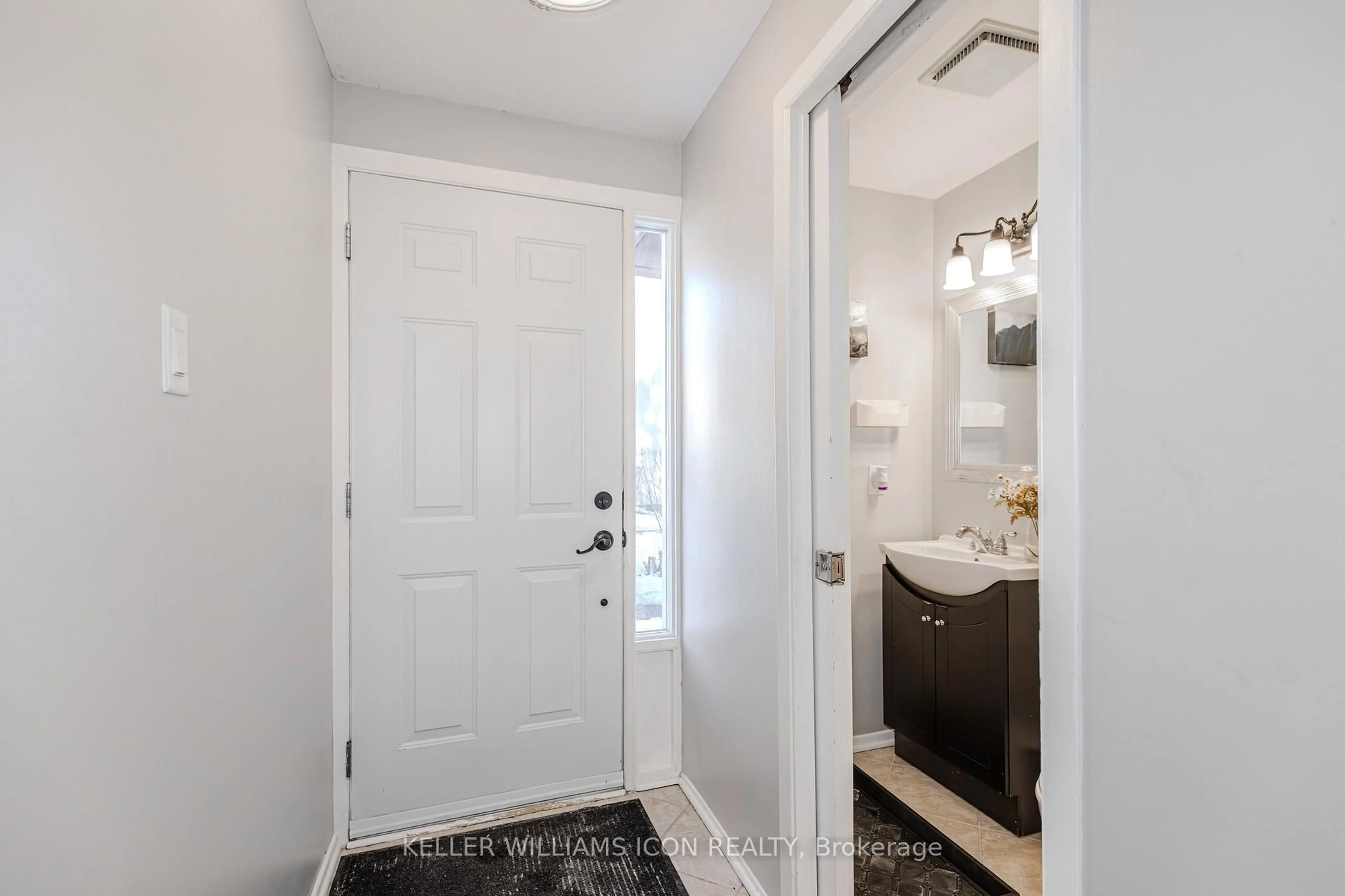 Indoor entryway for 380 Woodfield Dr, Ottawa Ontario K2G 3W9