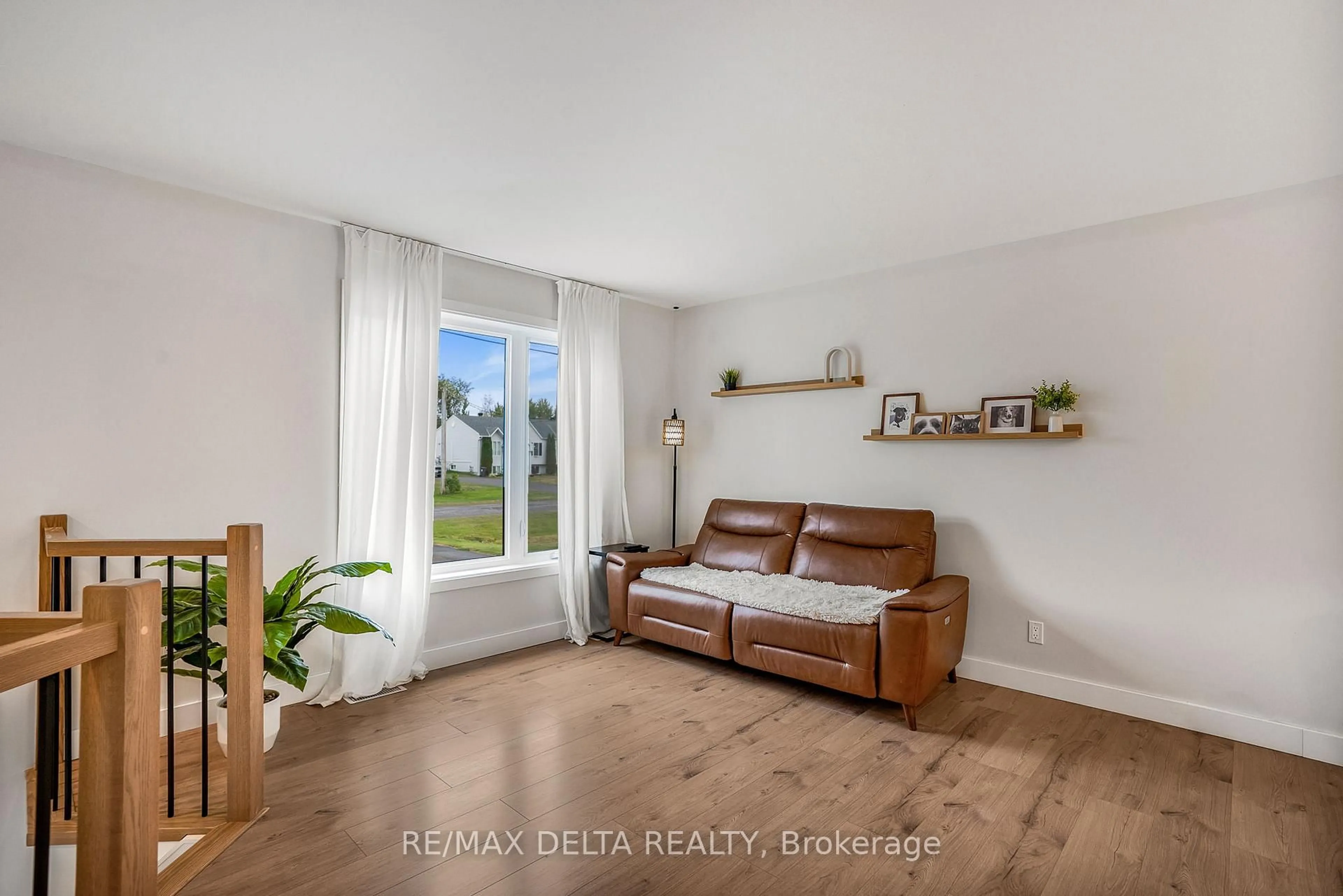 Living room with furniture, wood/laminate floor for 546 Devista Blvd, Alfred and Plantagenet Ontario K0B 1A0