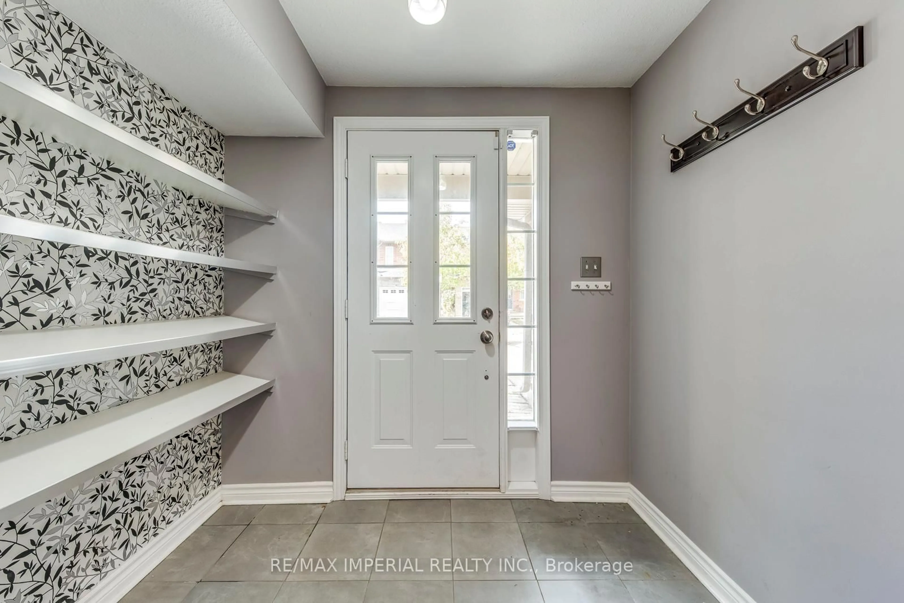 Indoor entryway for 7 Southside Pl #25, Hamilton Ontario L9C 7W6