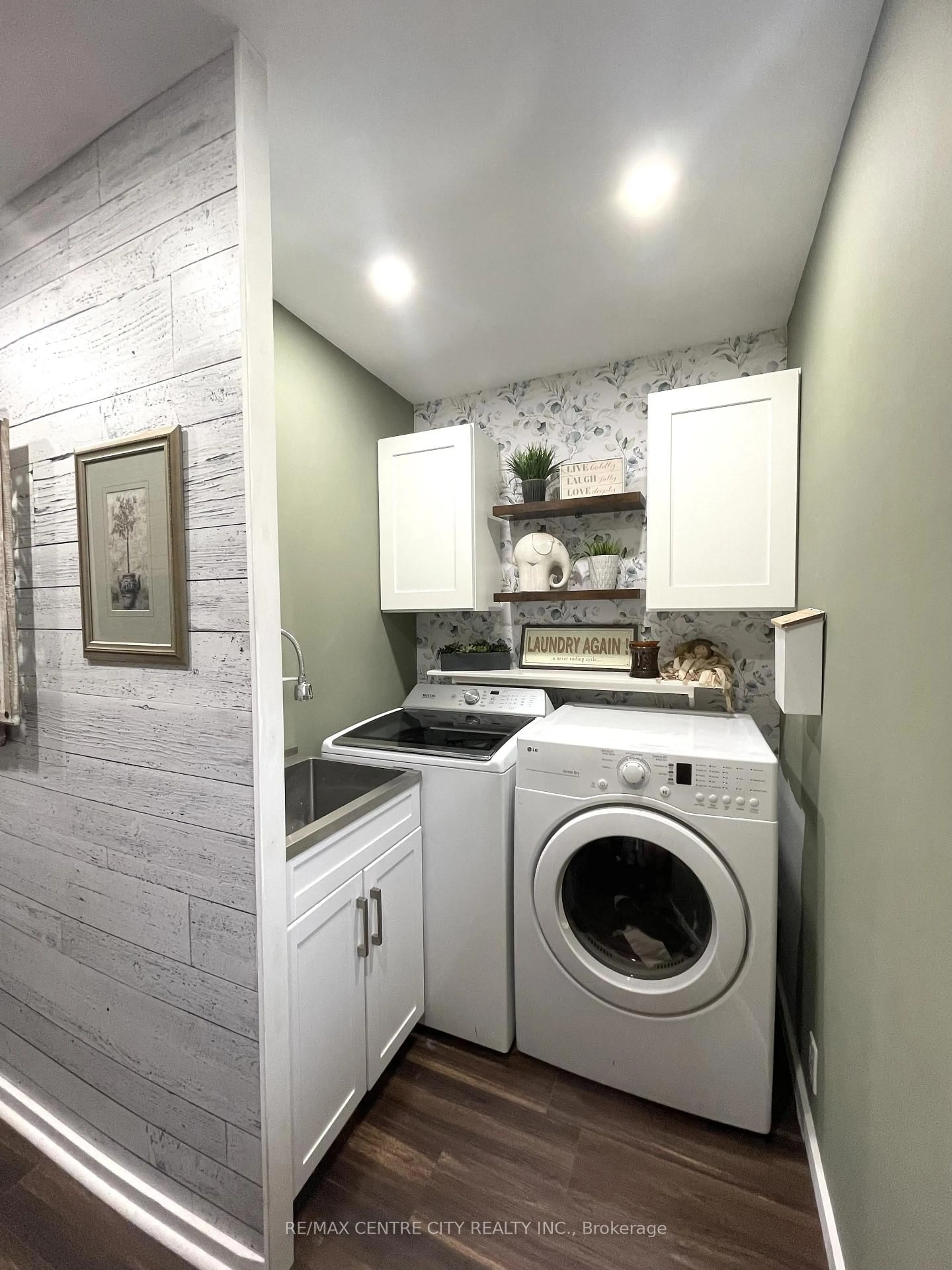 Laundry room for 91 Clarence St, Strathroy-Caradoc Ontario N7G 1H2