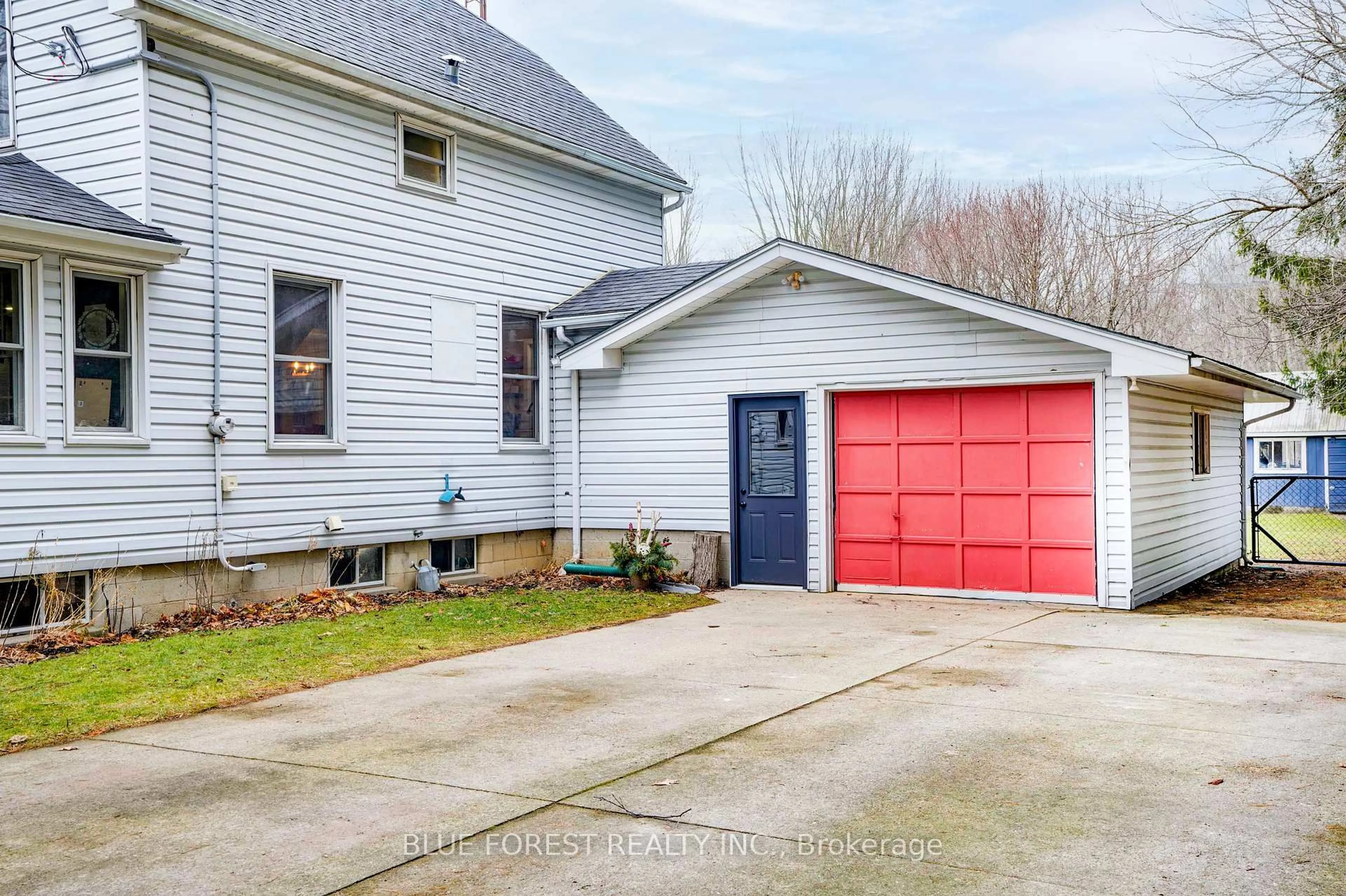 Indoor garage for 9868 GRAHAM Rd, West Elgin Ontario N0L 2P0