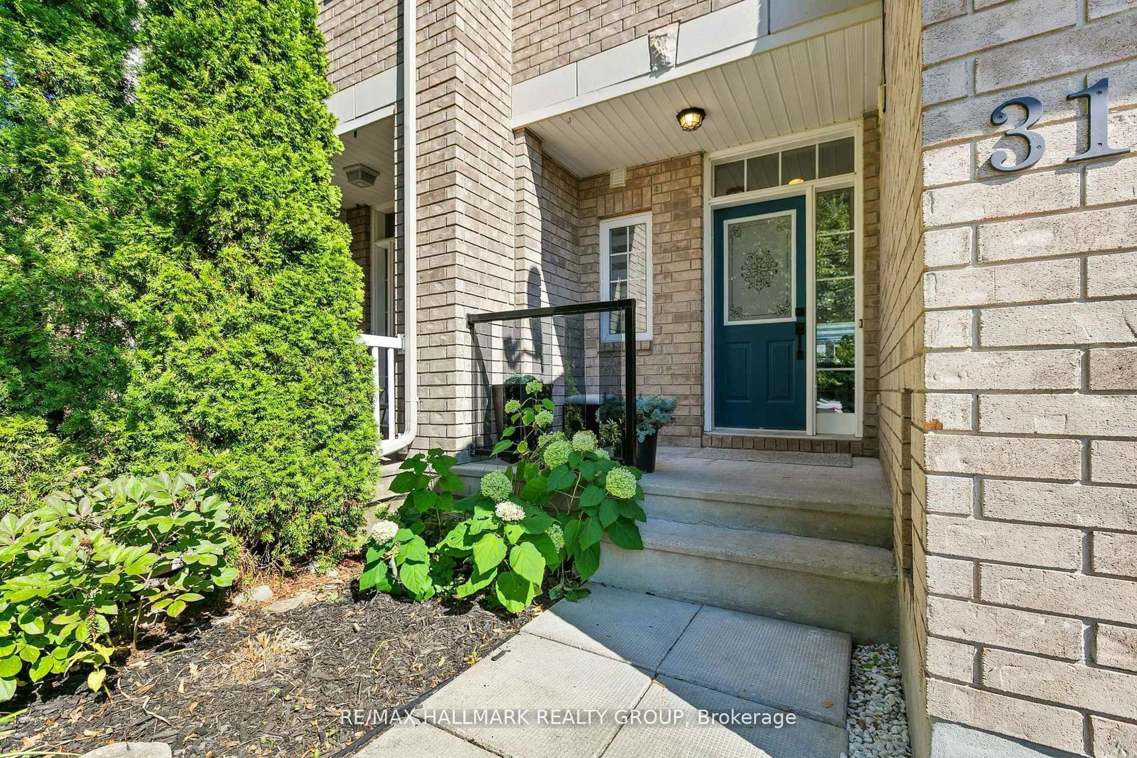 Indoor entryway for 31 Saddlesmith Circ, Ottawa Ontario K2M 2Y8