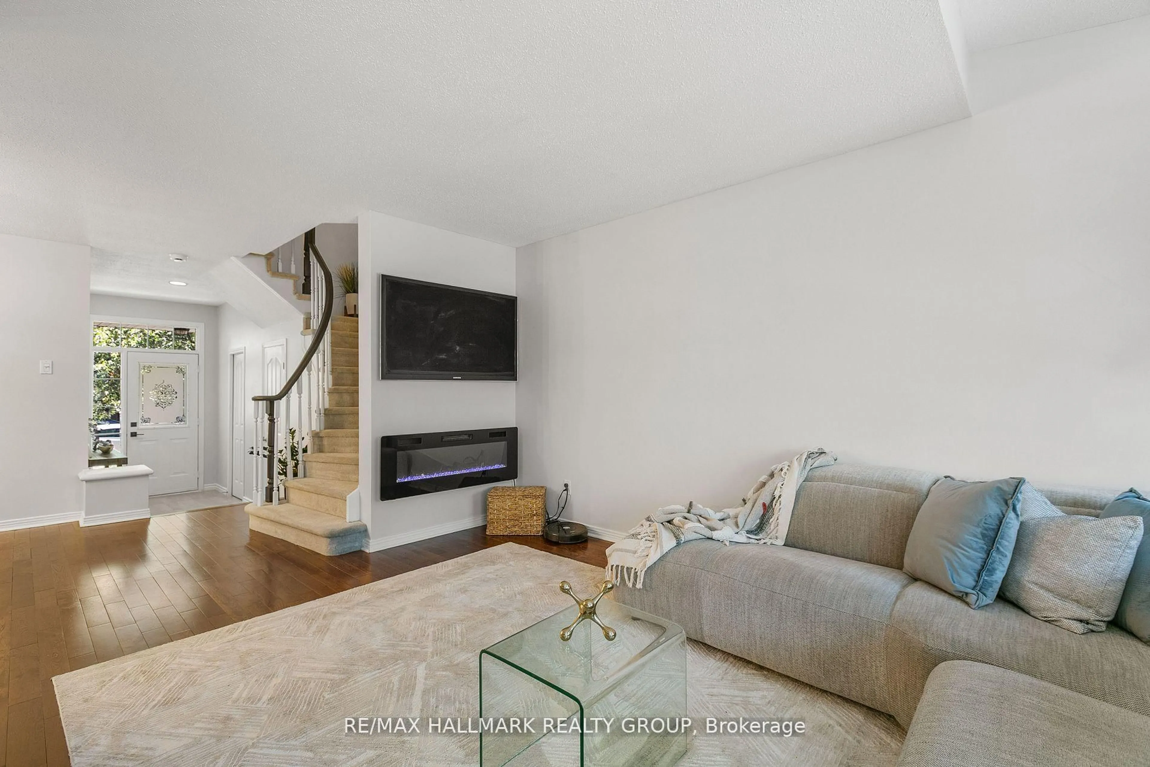 Living room with furniture, unknown for 31 Saddlesmith Circ, Ottawa Ontario K2M 2Y8