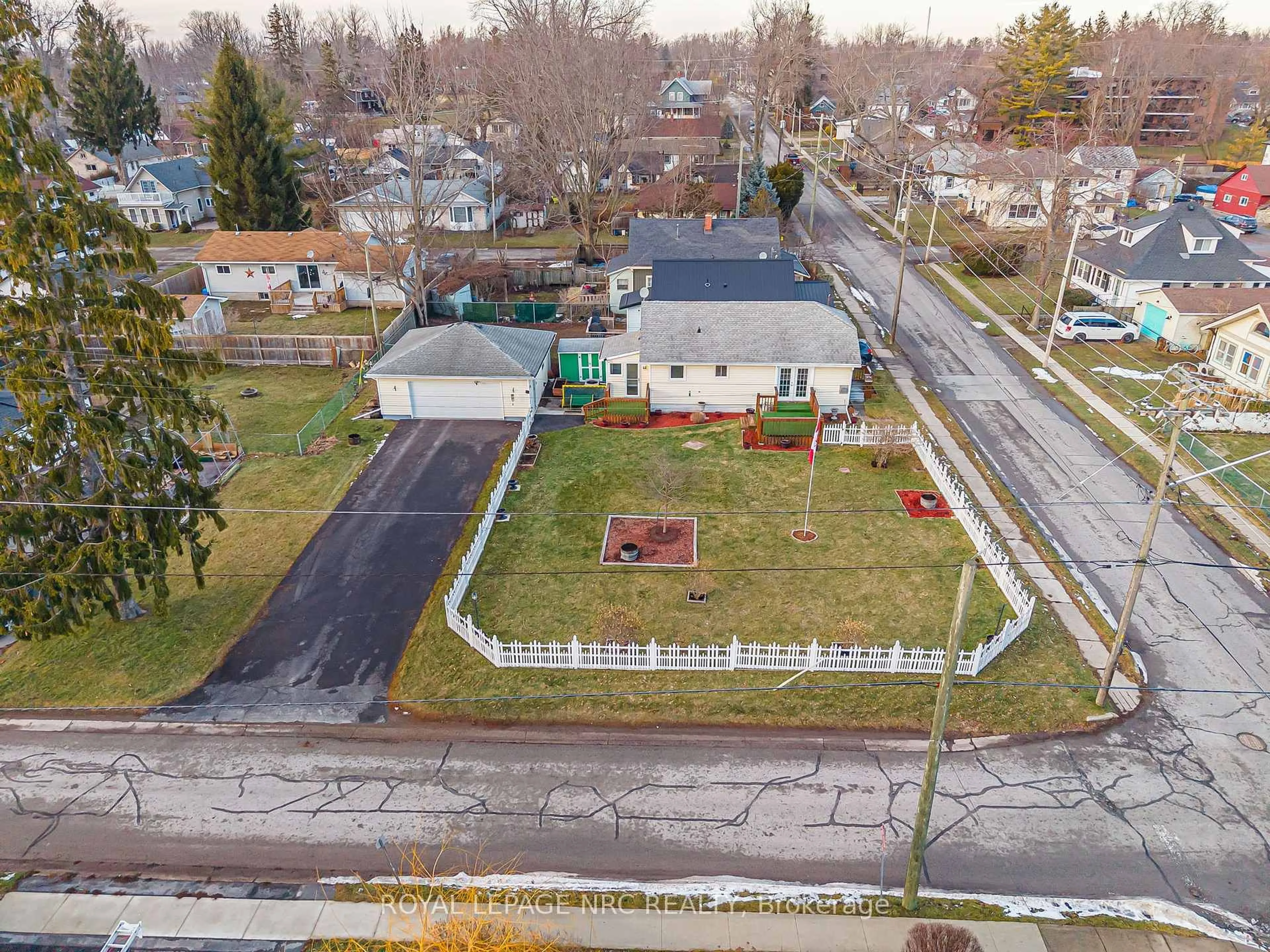 A pic from outside/outdoor area/front of a property/back of a property/a pic from drone, street for 225 Derby Rd, Fort Erie Ontario L0S 1B0