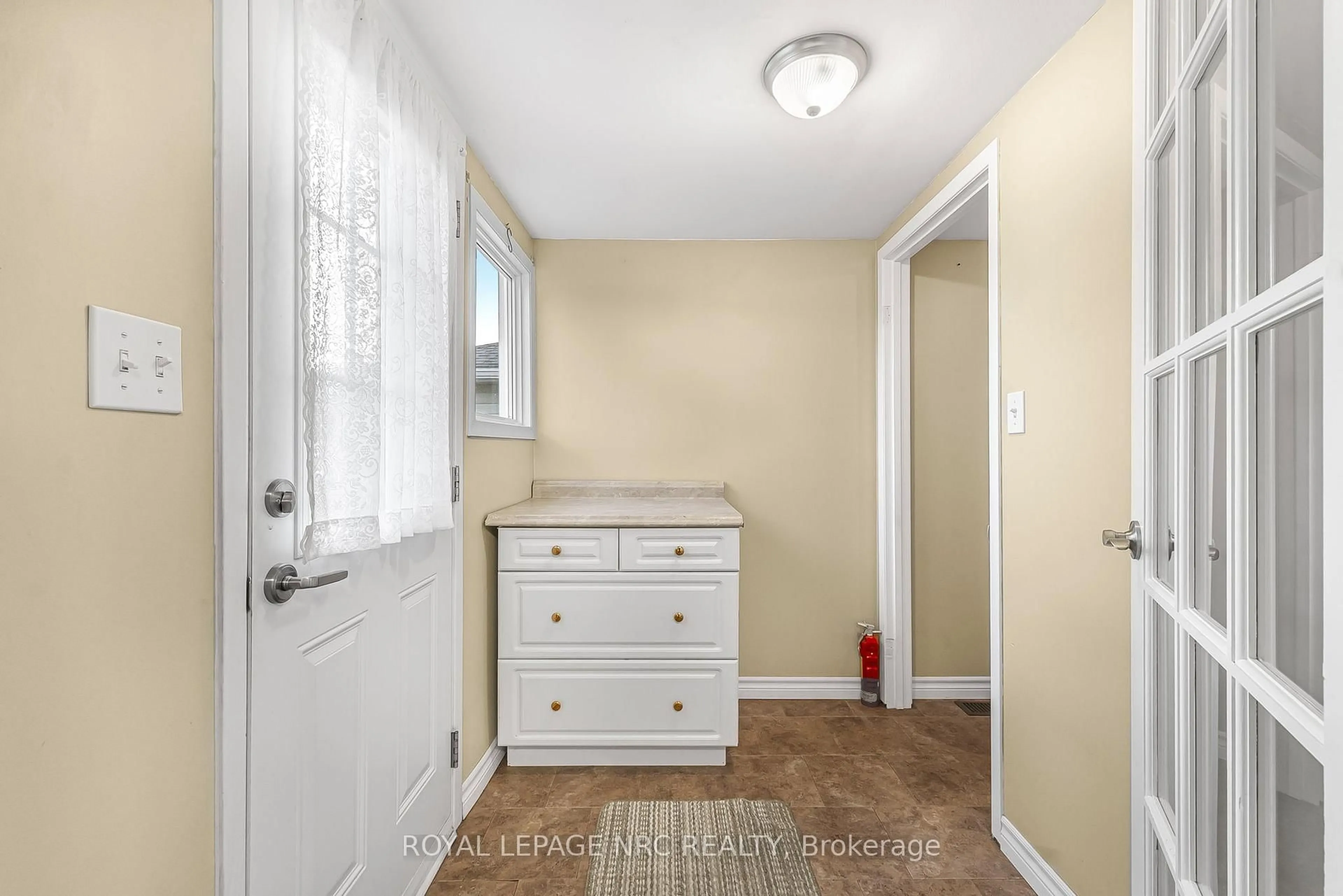 Indoor entryway for 225 Derby Rd, Fort Erie Ontario L0S 1B0