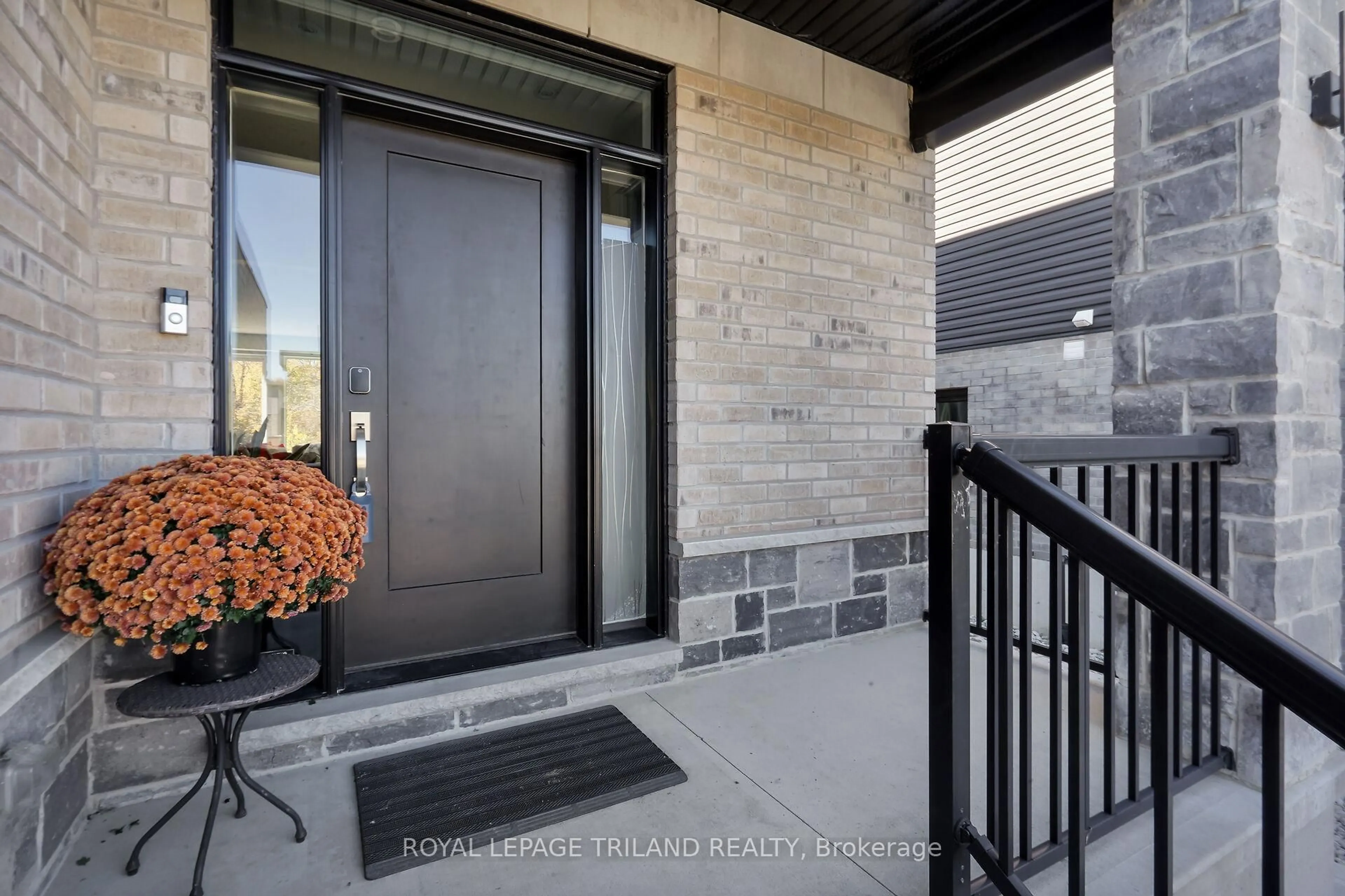 Indoor entryway for 1422 Lawson Rd, London North Ontario N6G 0E2