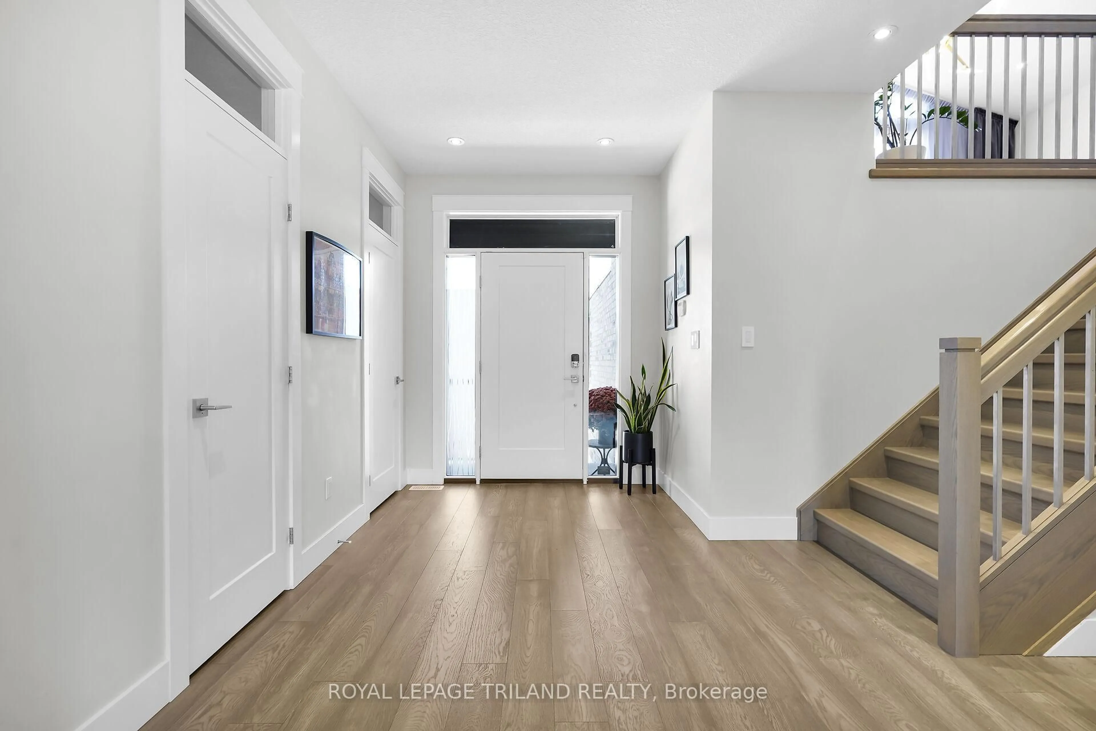 Indoor entryway for 1422 Lawson Rd, London North Ontario N6G 0E2