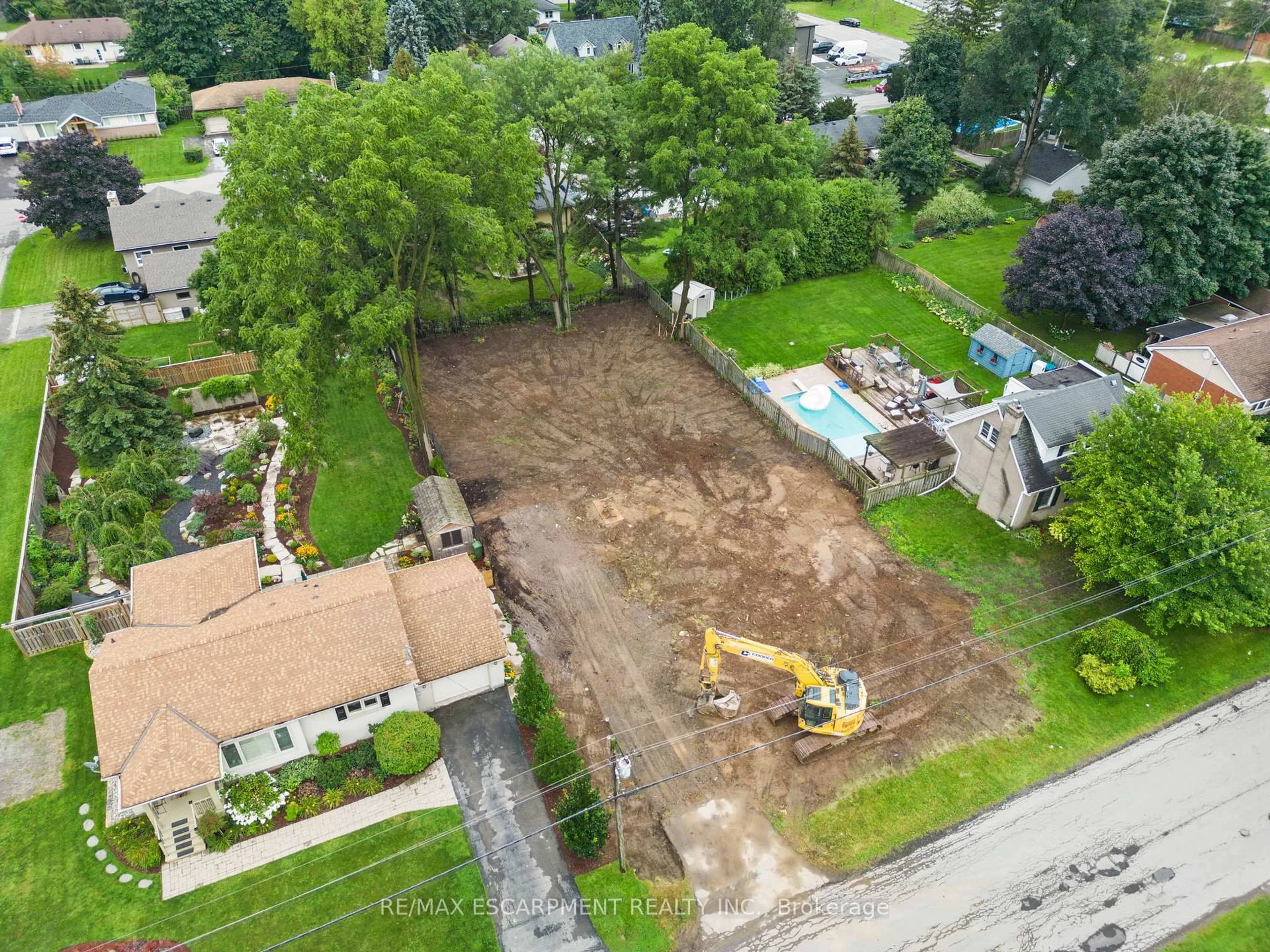 A pic from outside/outdoor area/front of a property/back of a property/a pic from drone, street for 28 Calvin St, Hamilton Ontario L9G 2G3
