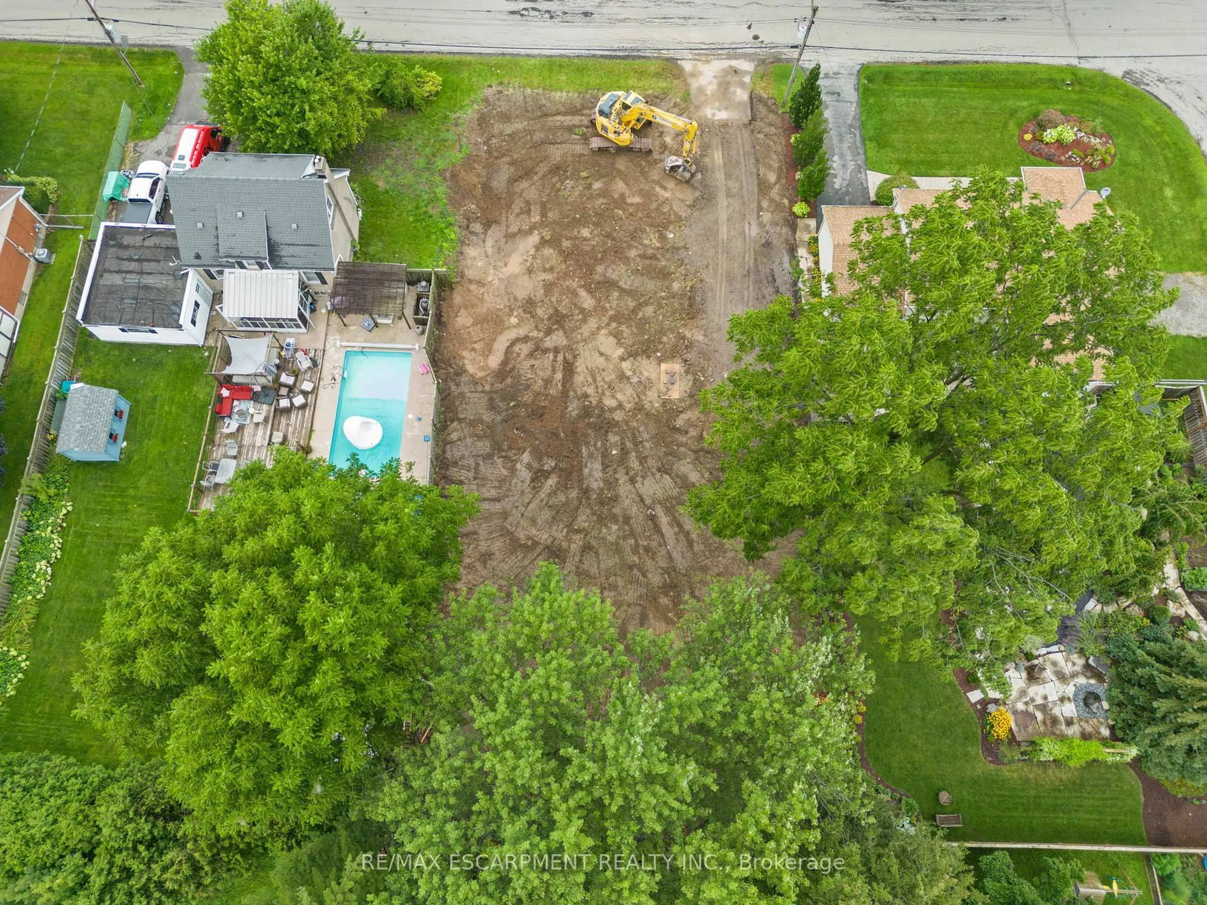 A pic from outside/outdoor area/front of a property/back of a property/a pic from drone, street for 28 Calvin St, Hamilton Ontario L9G 2G3