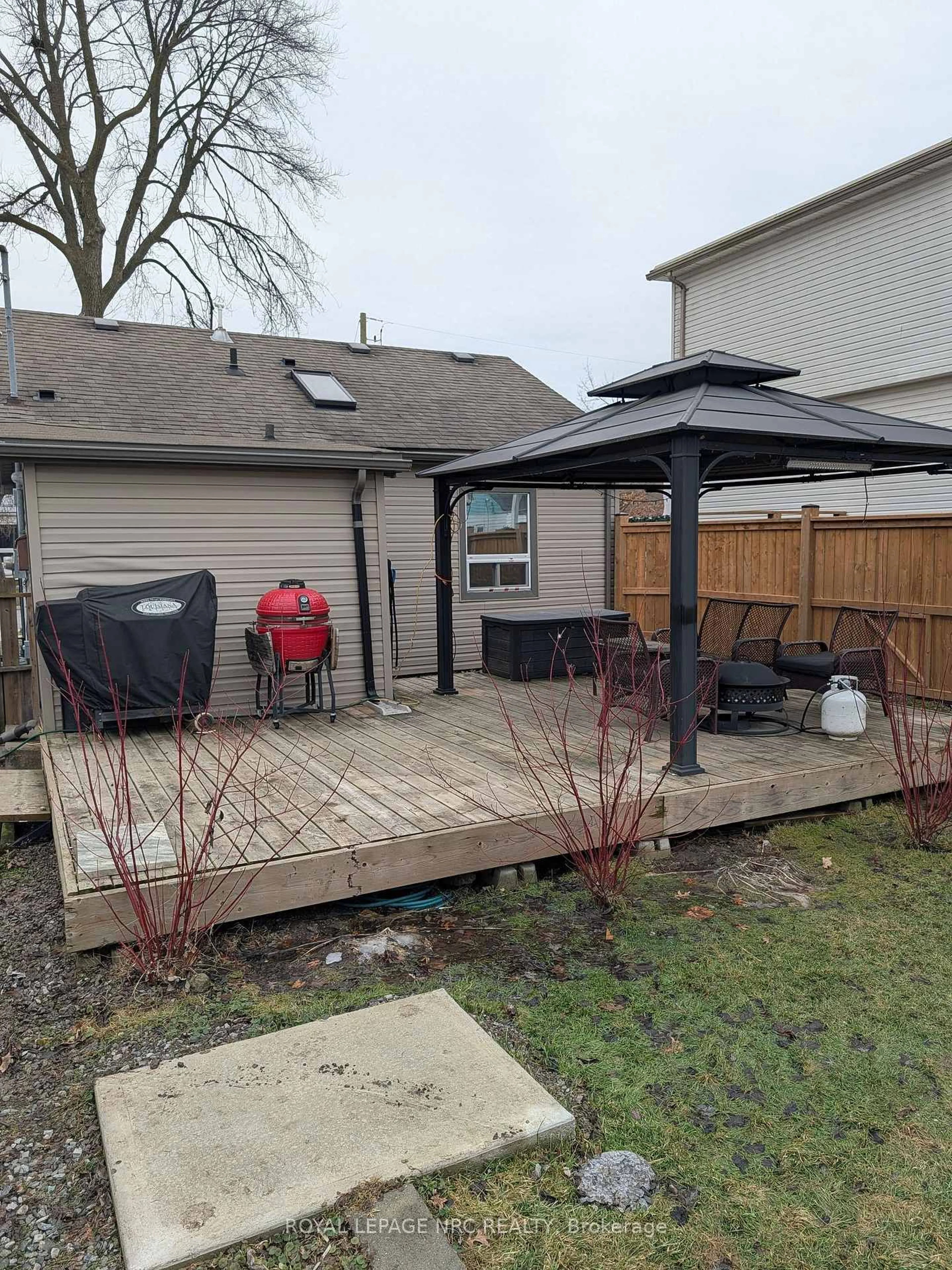 Patio, street for 6 Nelles Rd, Welland Ontario L3B 2P2