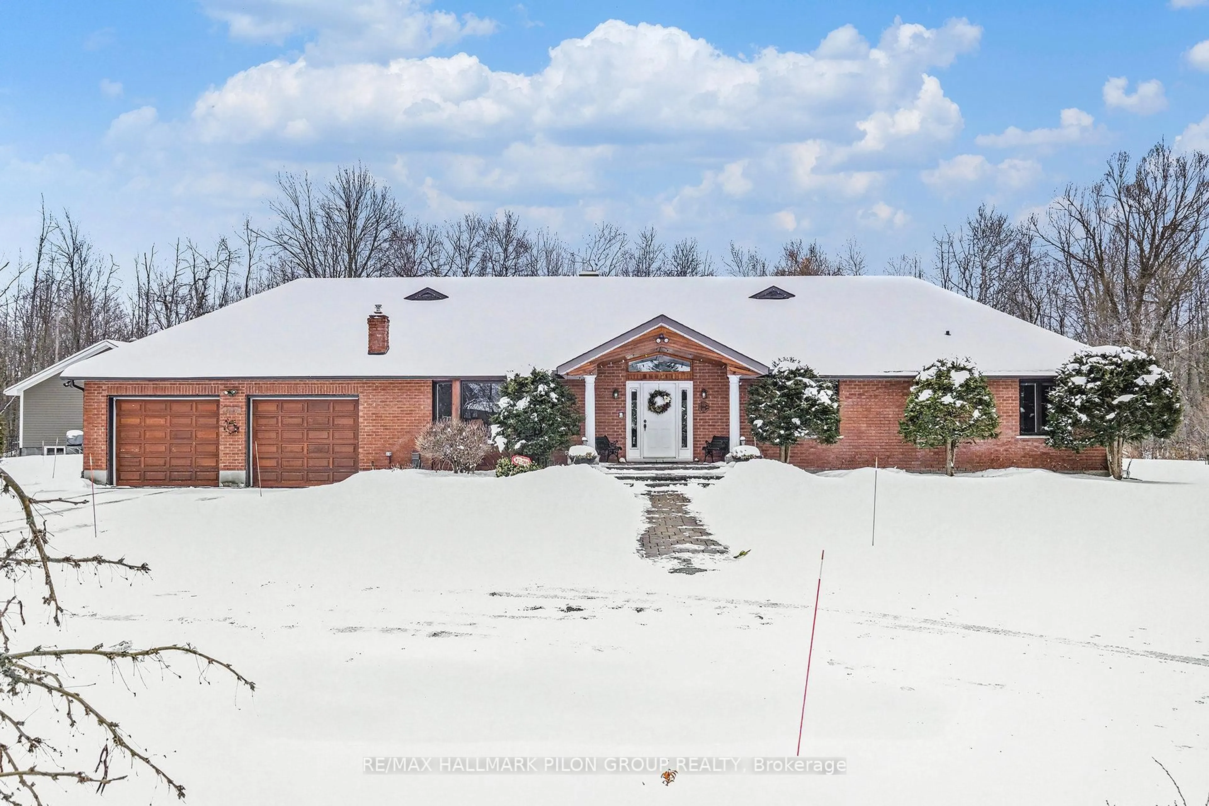 A pic from outside/outdoor area/front of a property/back of a property/a pic from drone, building for 1717 Lakeshore Dr, Greely Ontario K4P 1H1