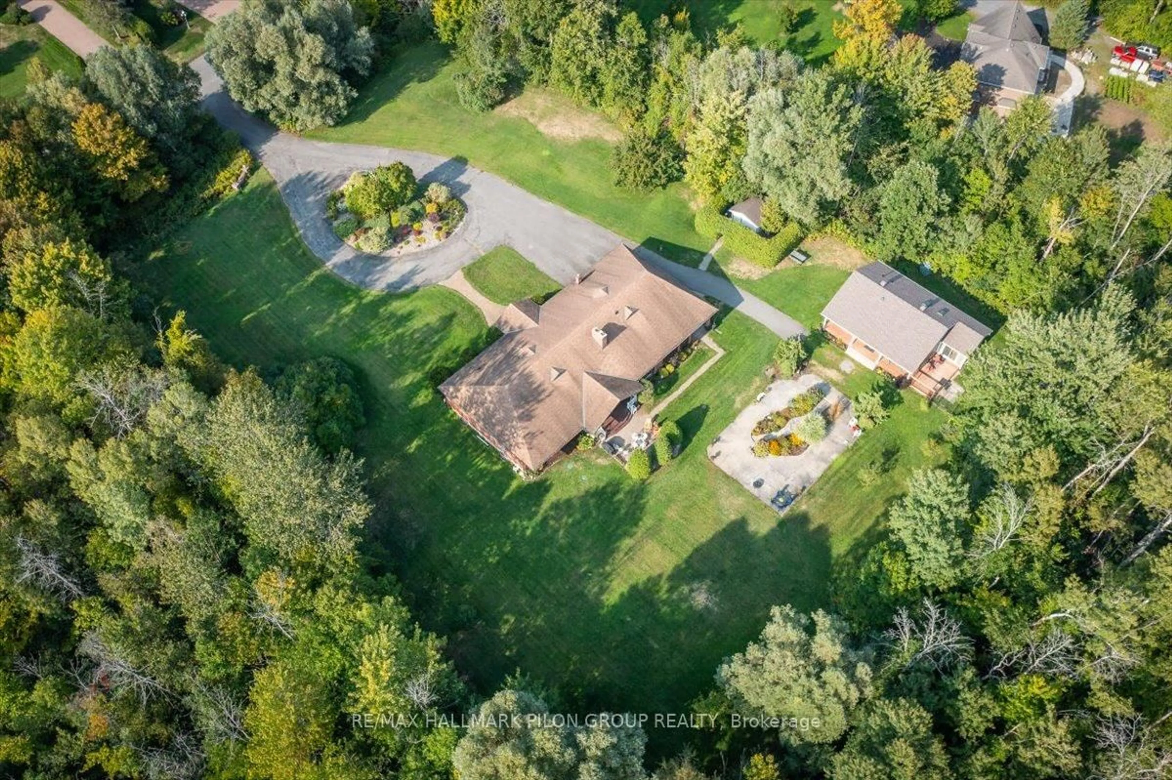A pic from outside/outdoor area/front of a property/back of a property/a pic from drone, unknown for 1717 Lakeshore Dr, Greely Ontario K4P 1H1