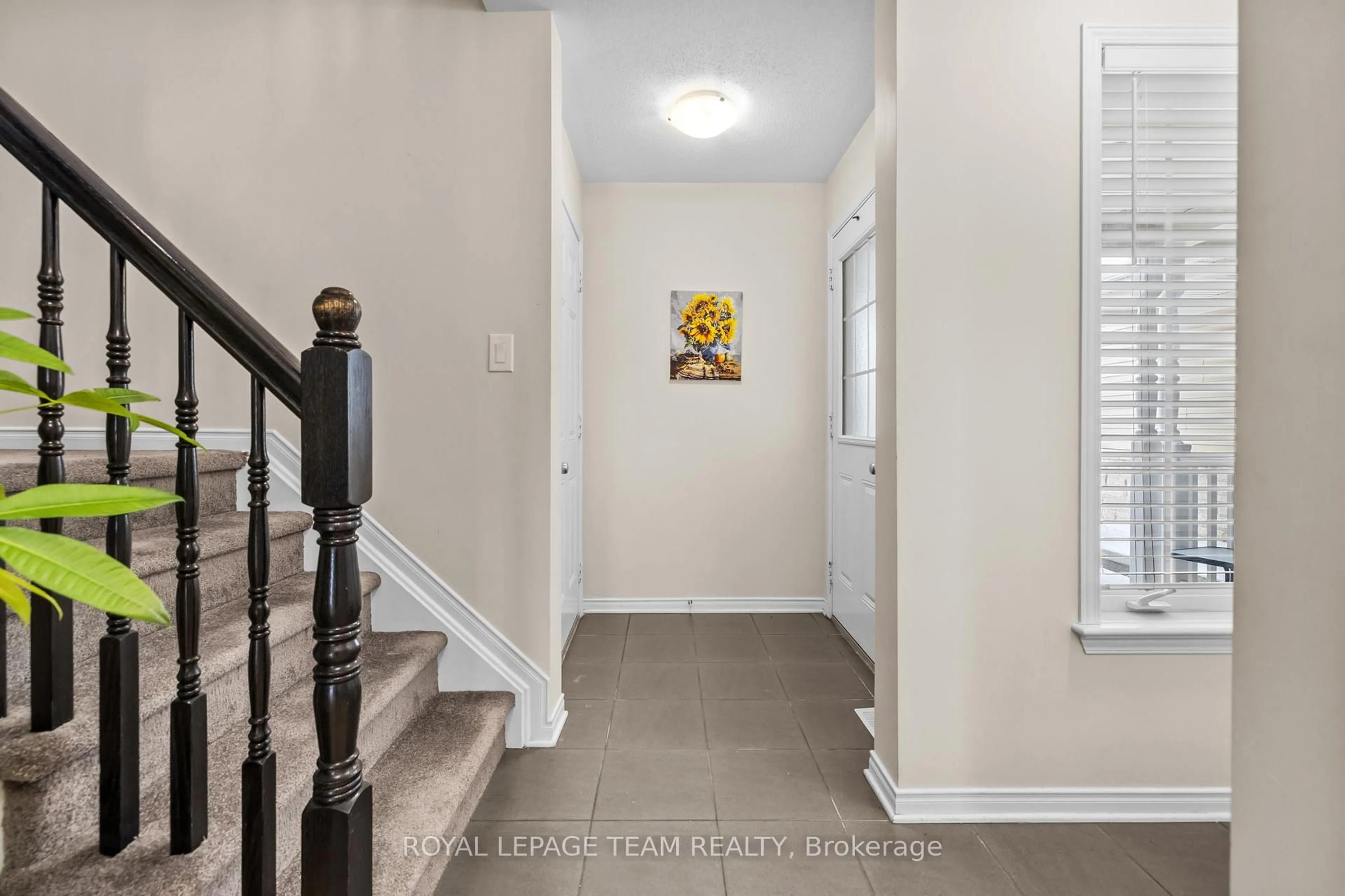 Indoor entryway for 117 Urbancrest Private, Ottawa Ontario K2J 0Z6