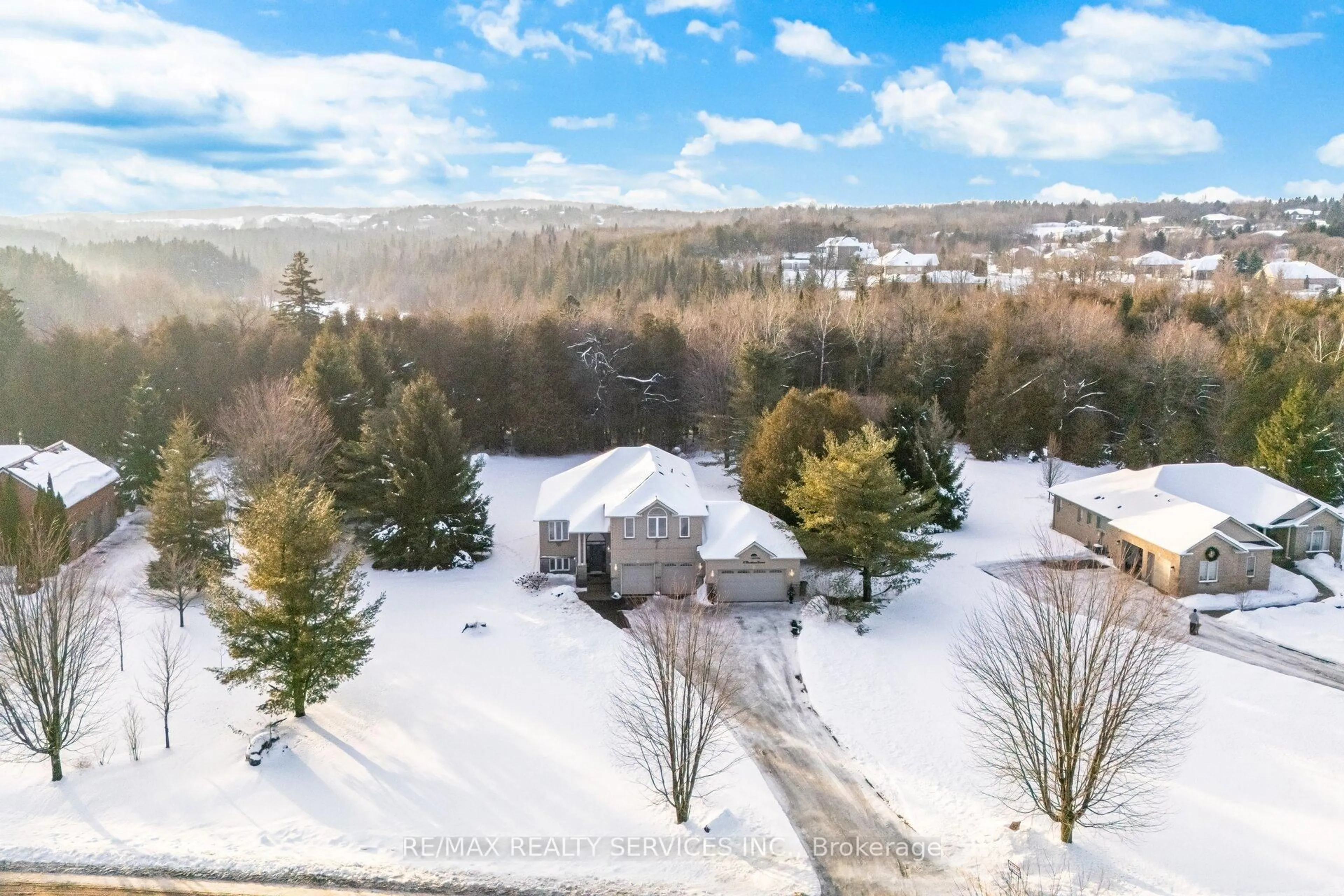 A pic from outside/outdoor area/front of a property/back of a property/a pic from drone, mountain view for 47 Brookhaven Cres, East Garafraxa Ontario L9W 7M9