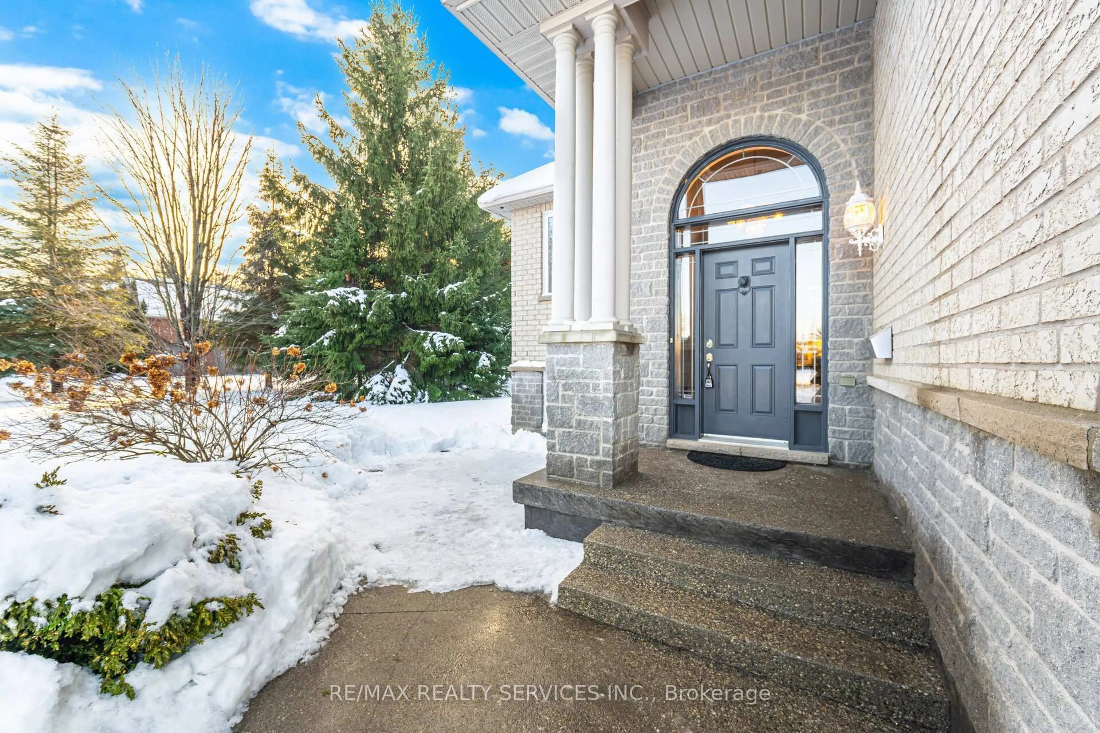 Indoor entryway for 47 Brookhaven Cres, East Garafraxa Ontario L9W 7M9