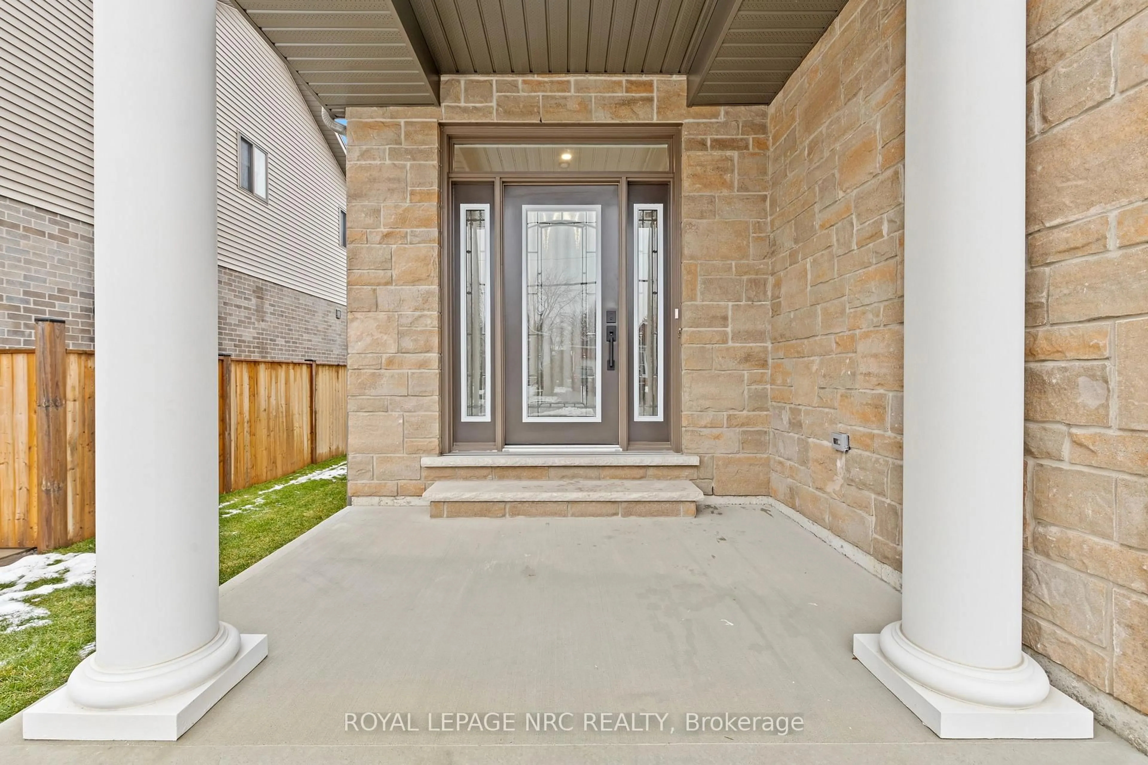 Indoor entryway for 4705 Lee Ave, Niagara Falls Ontario L2H 1M7