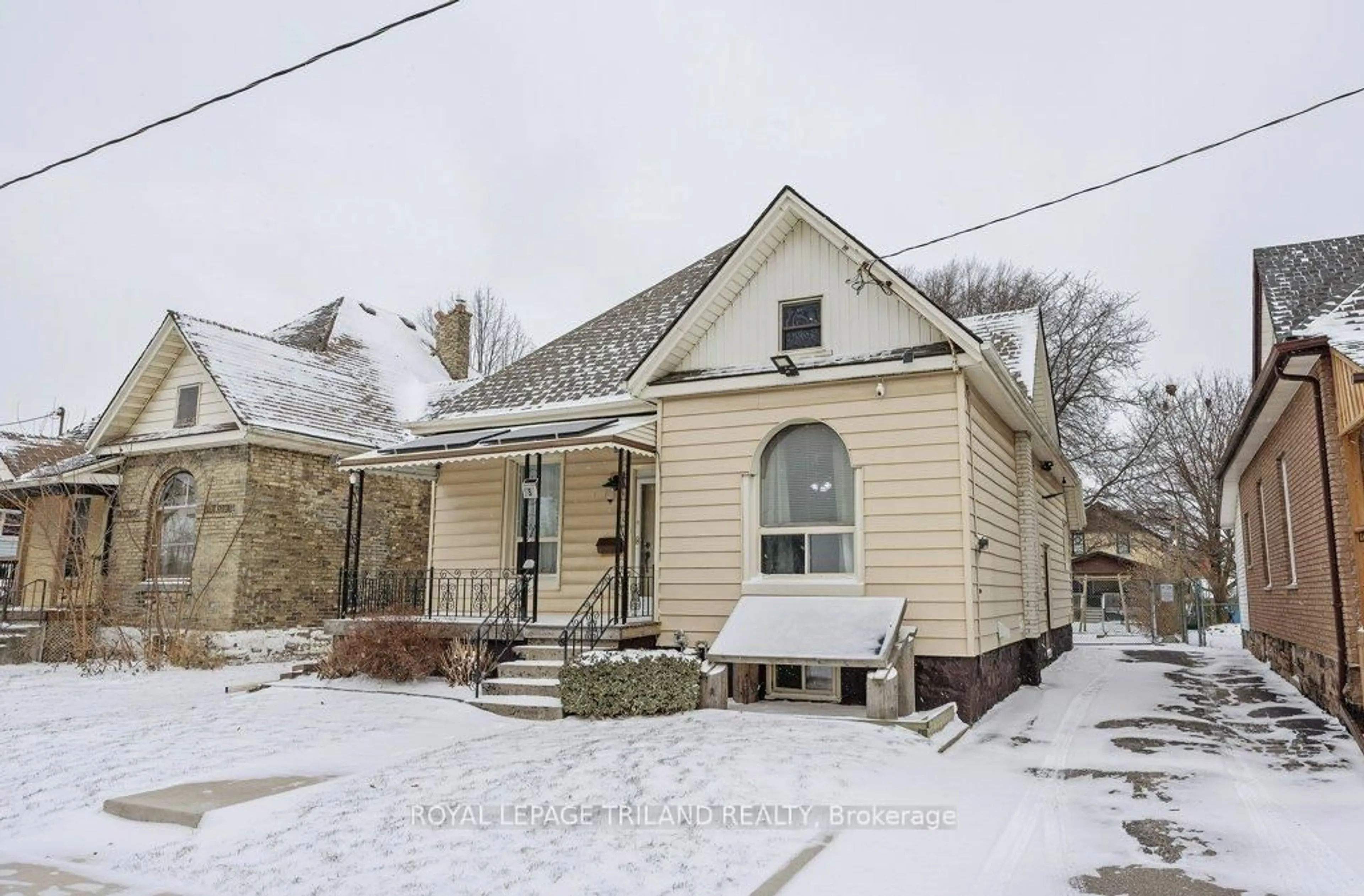 A pic from outside/outdoor area/front of a property/back of a property/a pic from drone, street for 8 Weldon Ave, St. Thomas Ontario N5P 1J6