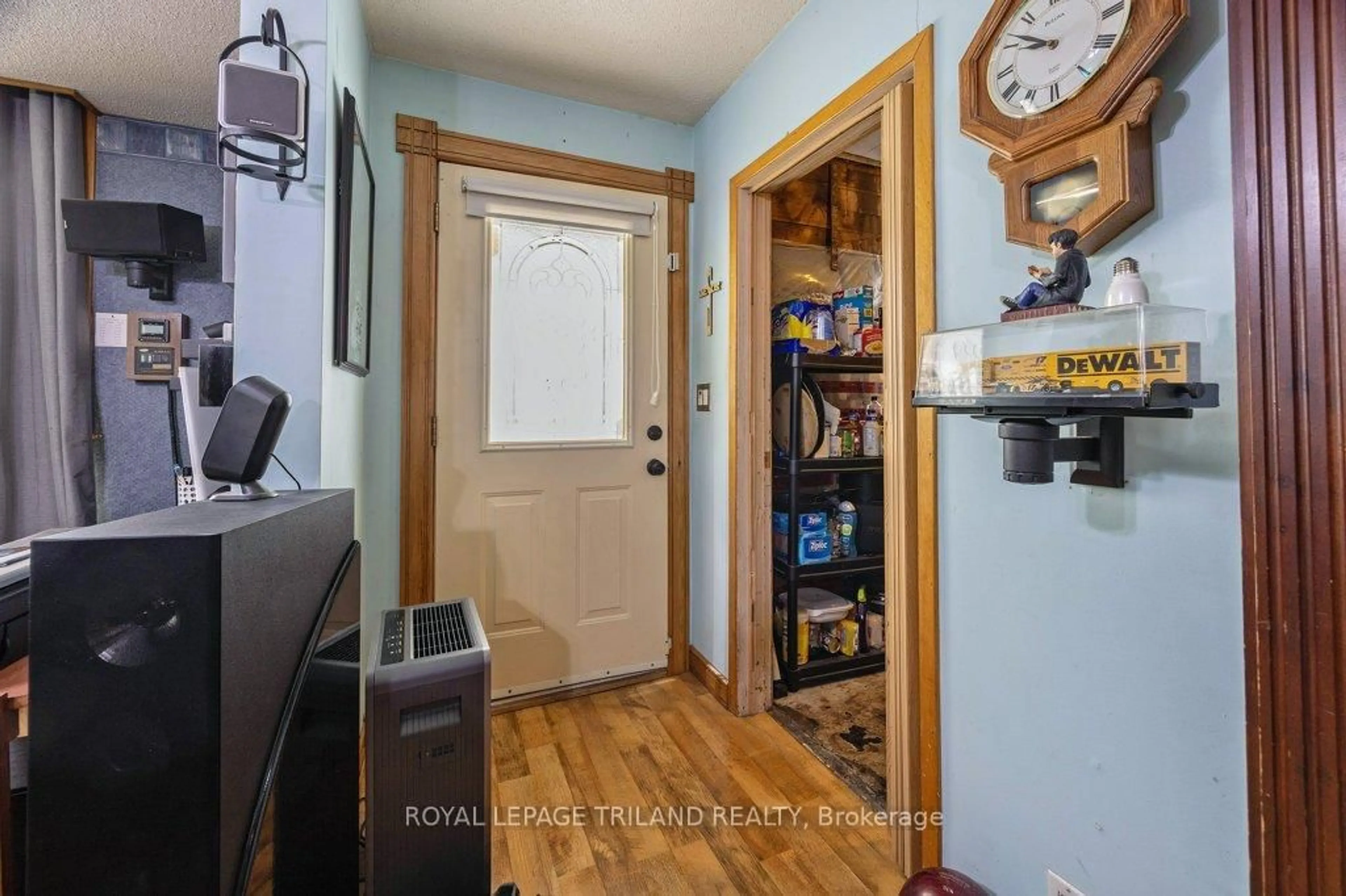 Indoor entryway for 8 Weldon Ave, St. Thomas Ontario N5P 1J6