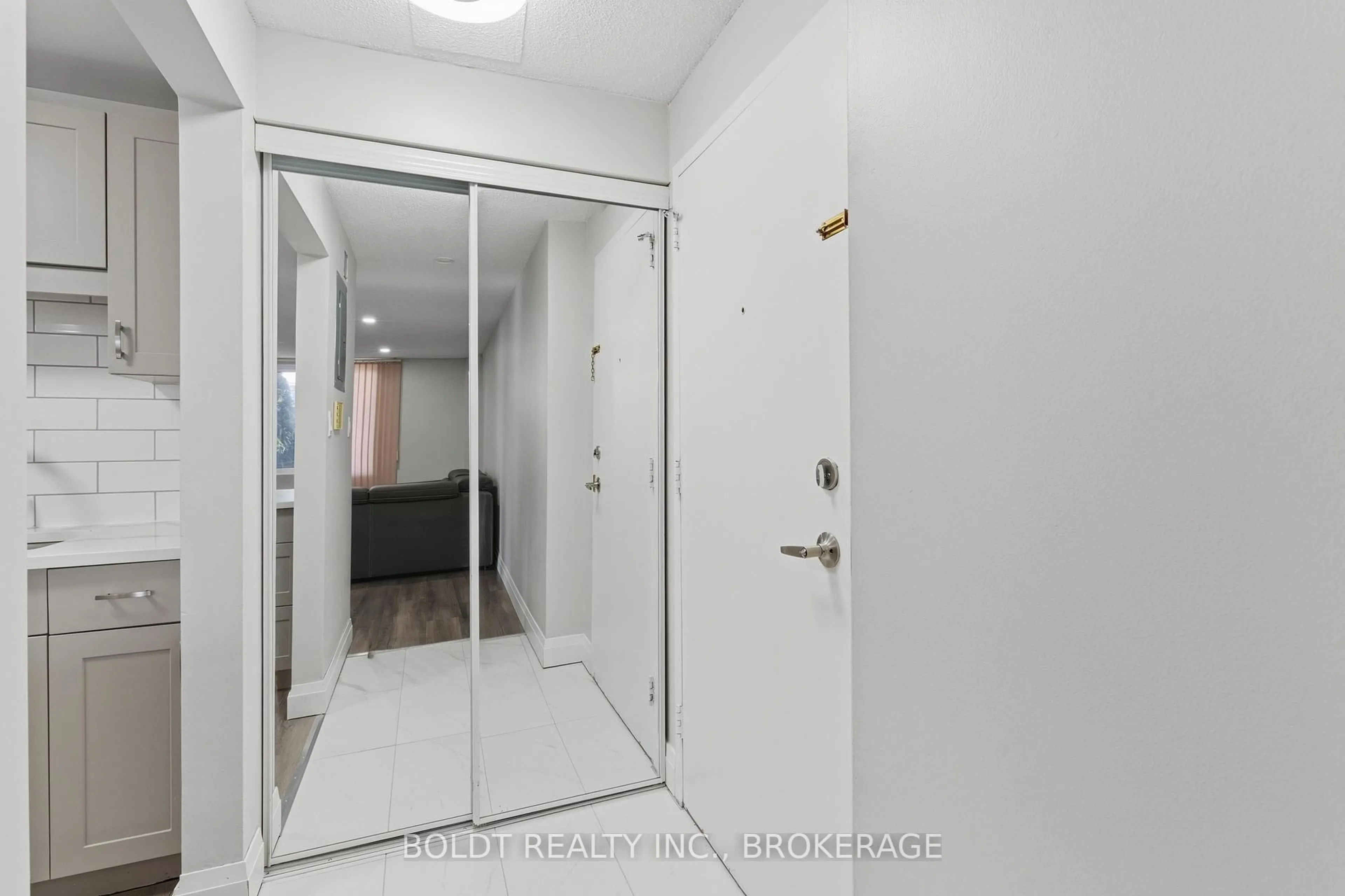 Indoor foyer for 264 Grantham Ave #107, St. Catharines Ontario L2P 3H1