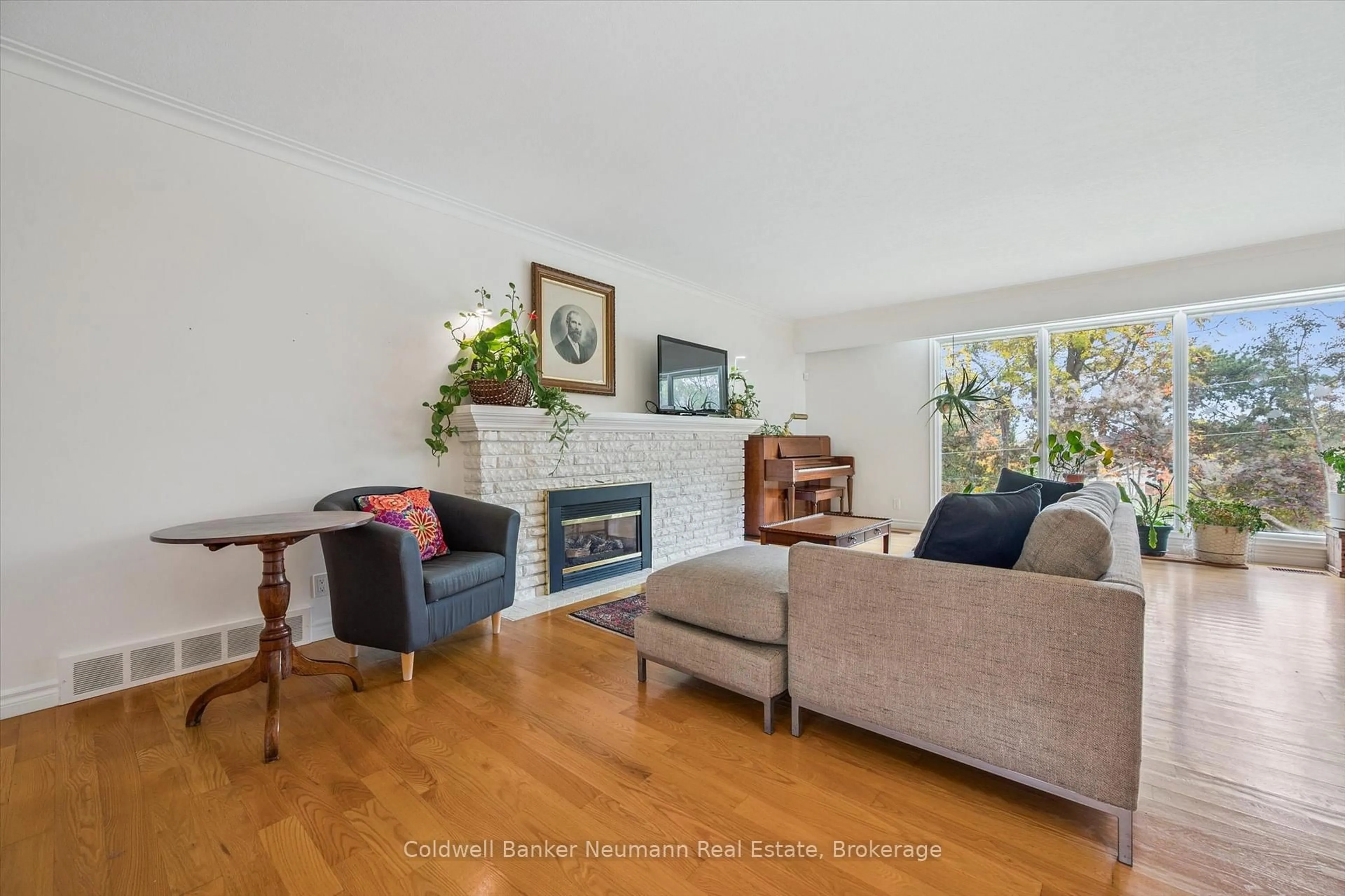 Living room with furniture, unknown for 36 Harcourt Dr, Guelph Ontario N1G 1J6