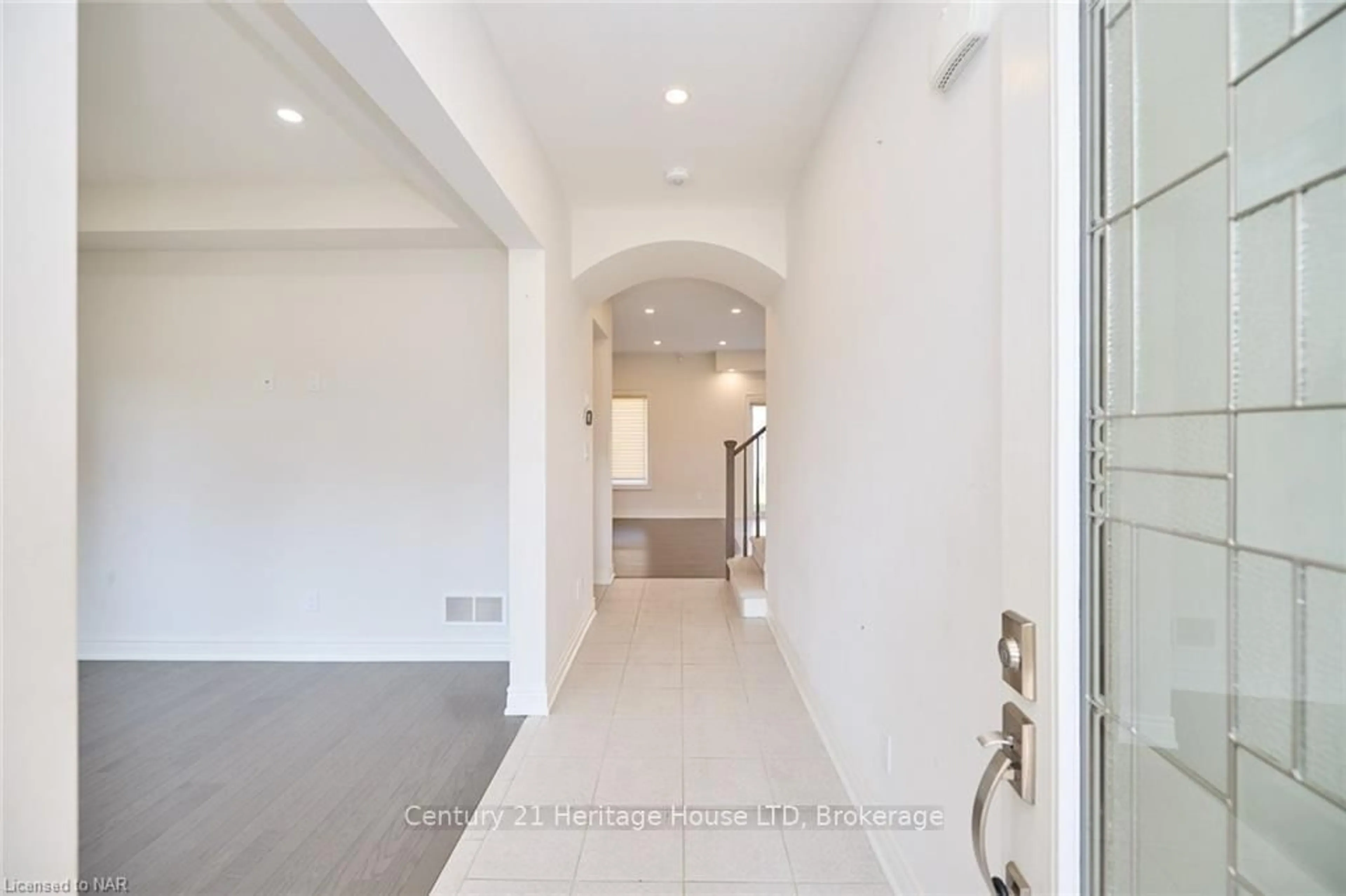 Indoor entryway for 14 OVERHOLT Dr, Thorold Ontario L0S 1K0