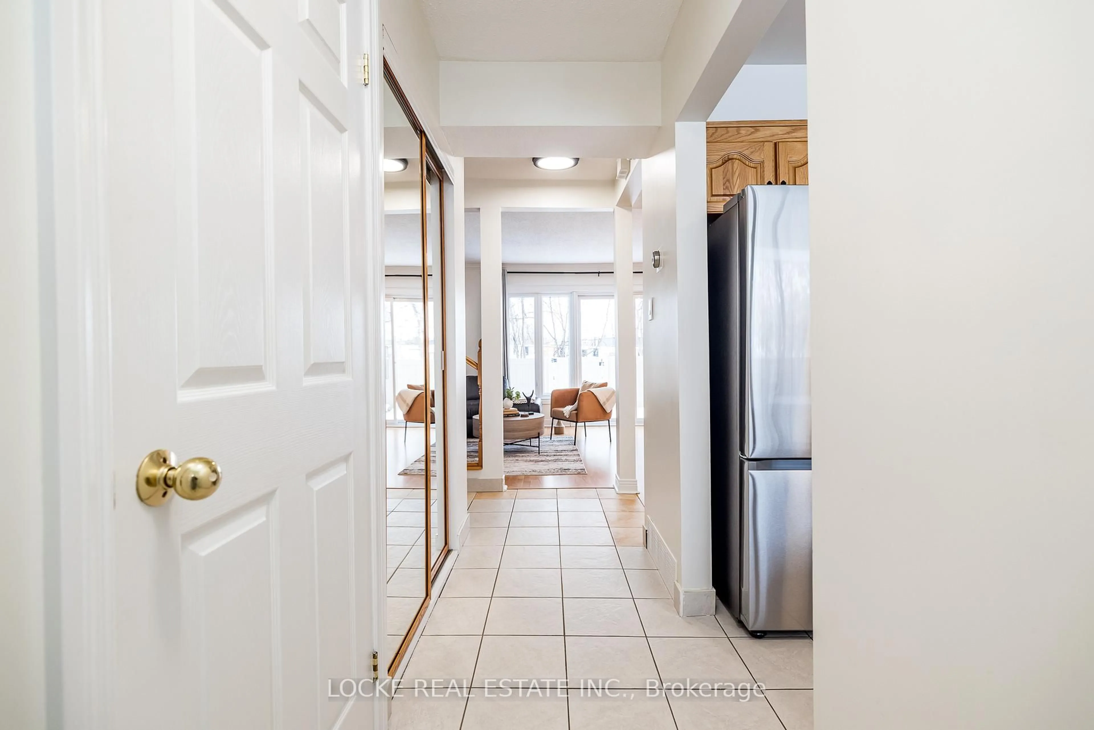 Indoor entryway for 550 Straby Ave #22, Ottawa Ontario K1K 1H1