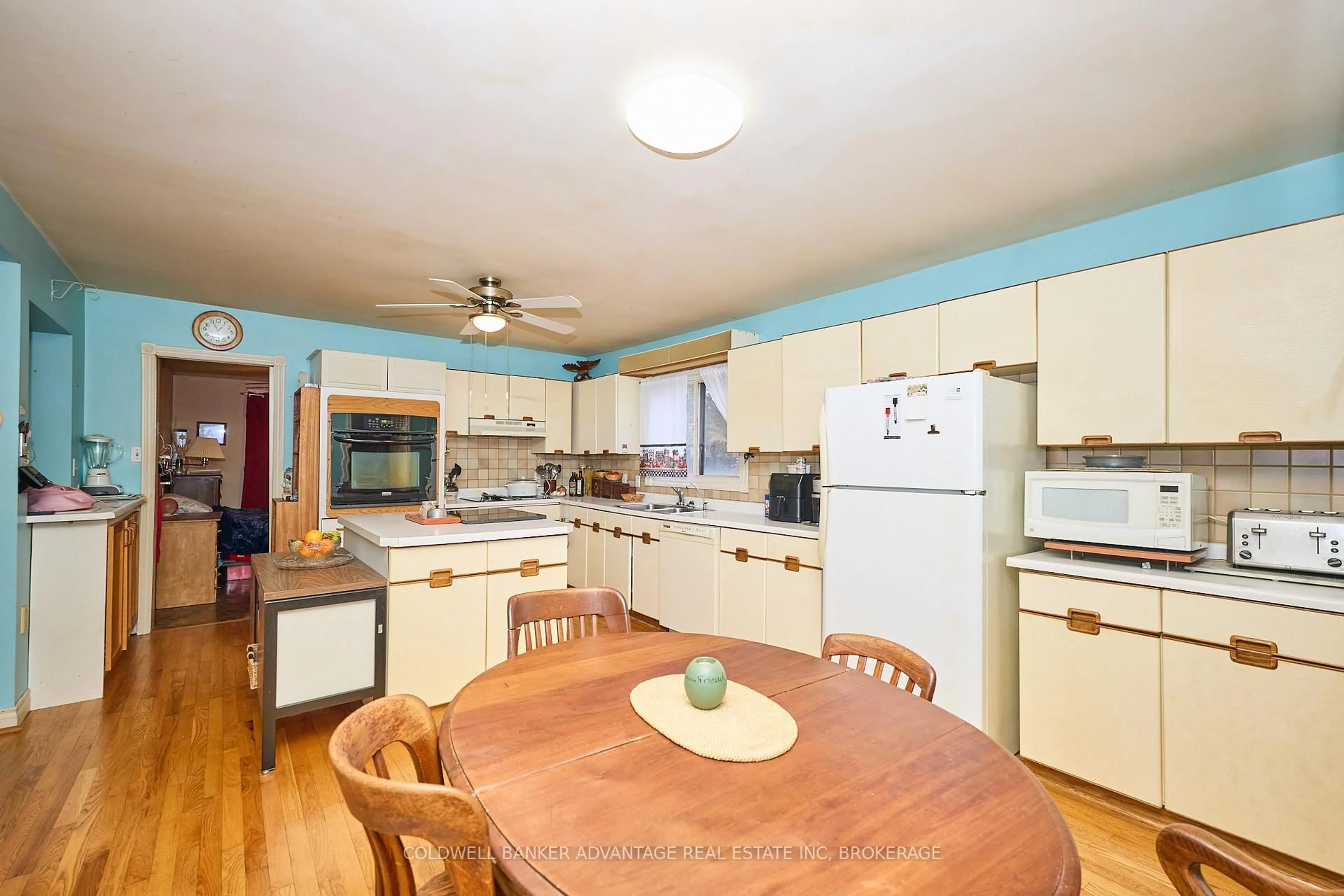 Standard kitchen, unknown for 75 Lakeport Rd, St. Catharines Ontario L2N 4P9