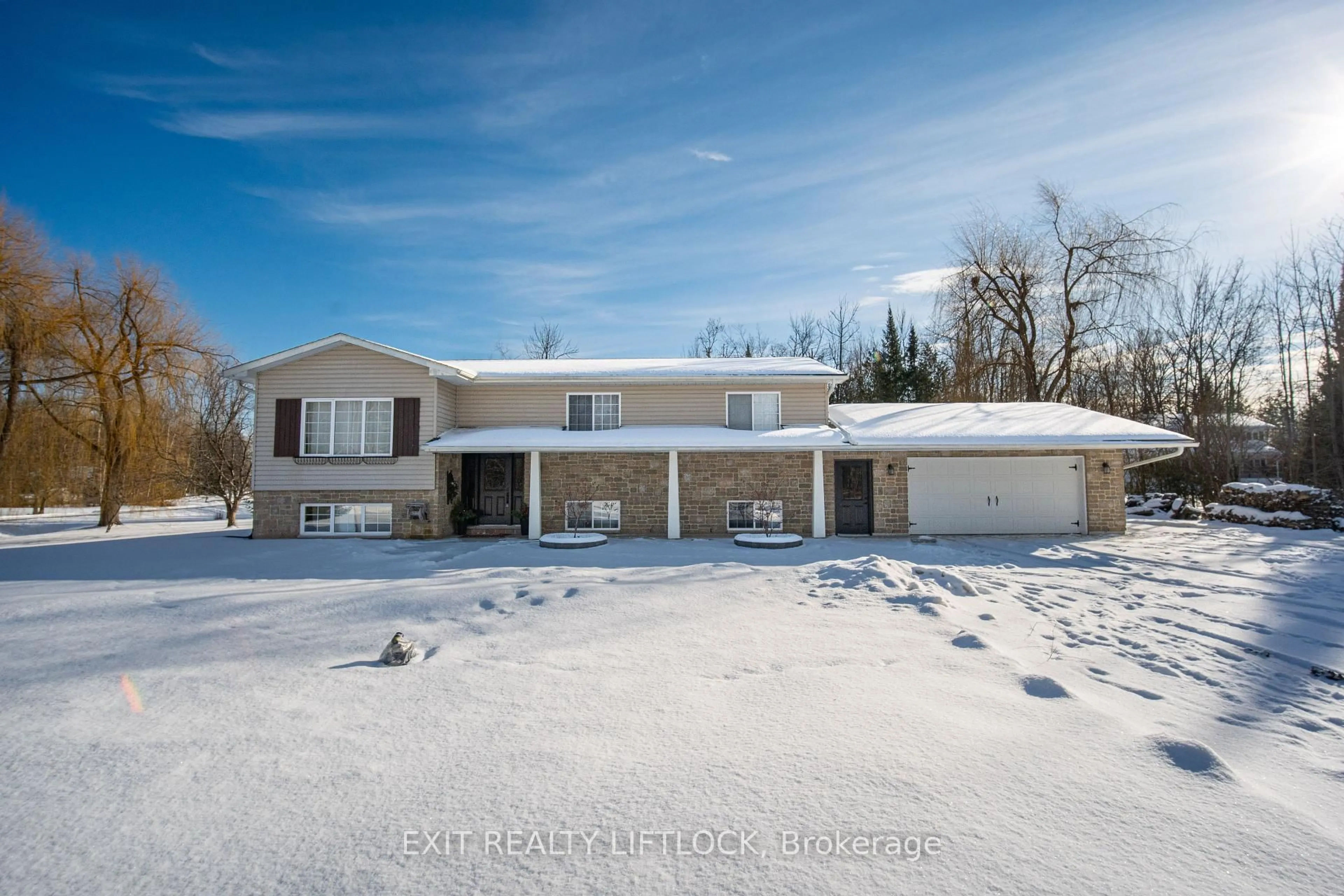 A pic from outside/outdoor area/front of a property/back of a property/a pic from drone, street for 290 McClennan Dr, Selwyn Ontario K0L 1T0