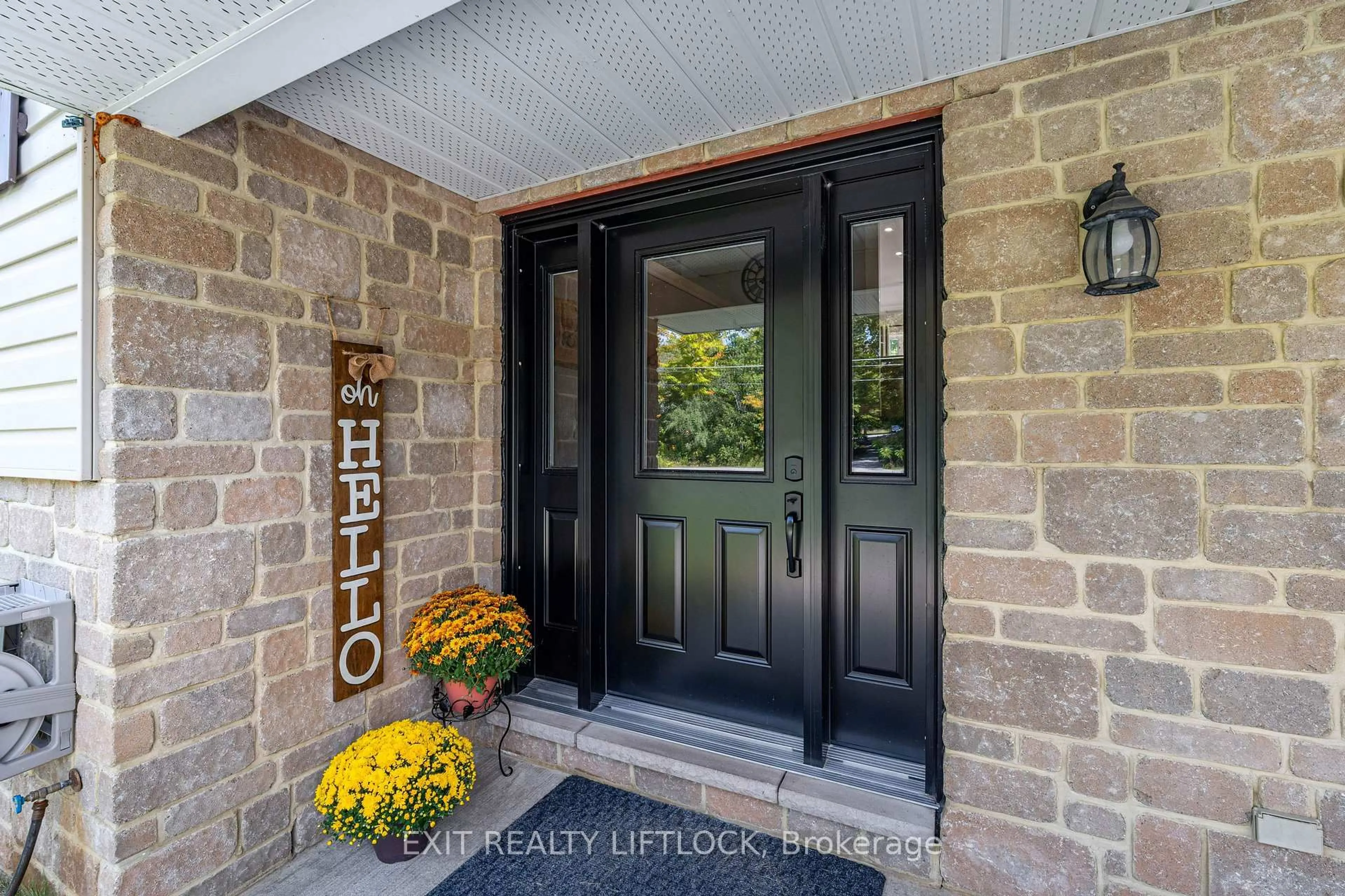 Indoor entryway for 290 McClennan Dr, Selwyn Ontario K0L 1T0