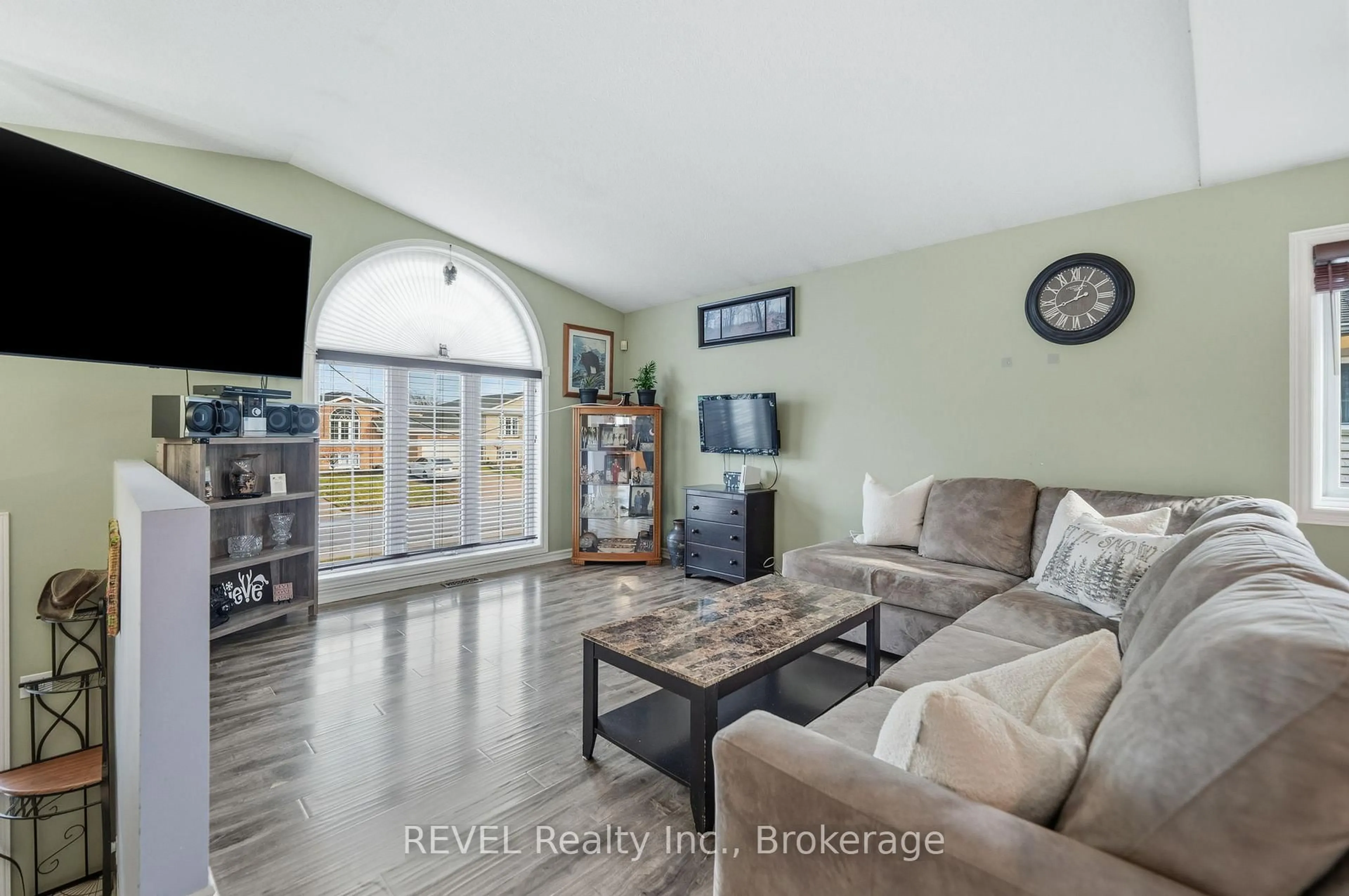 Living room with furniture, unknown for 7880 Ascot Circ, Niagara Falls Ontario L2H 3E4