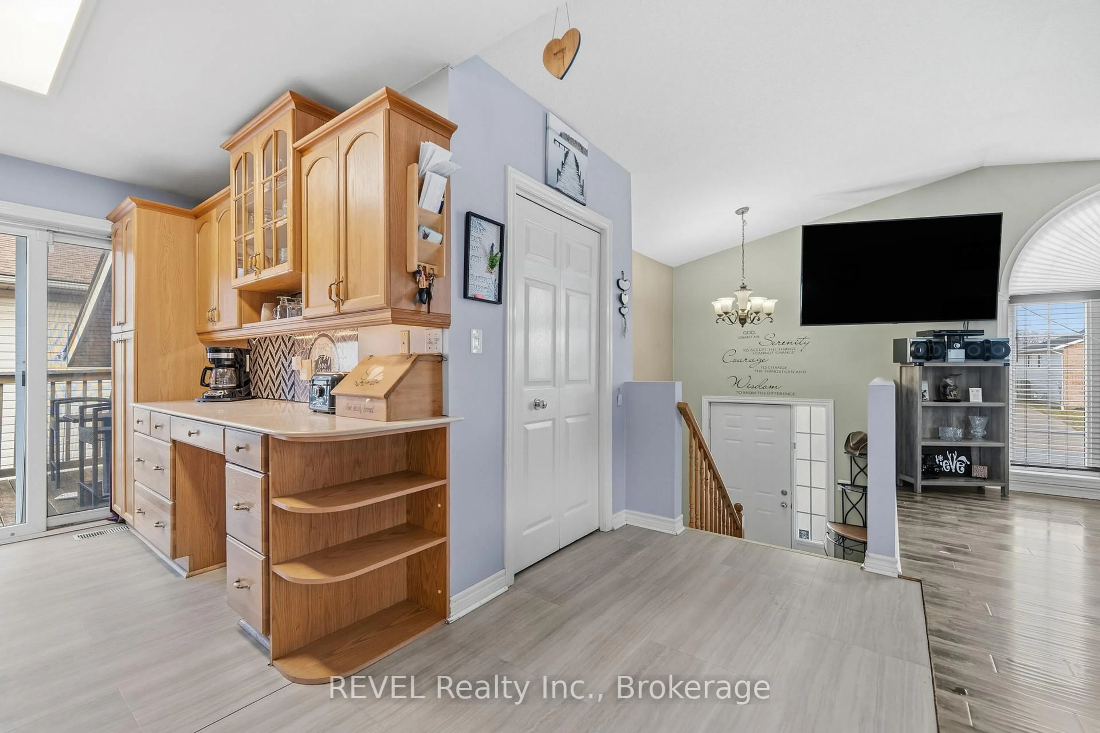 Open concept kitchen, ceramic/tile floor for 7880 Ascot Circ, Niagara Falls Ontario L2H 3E4