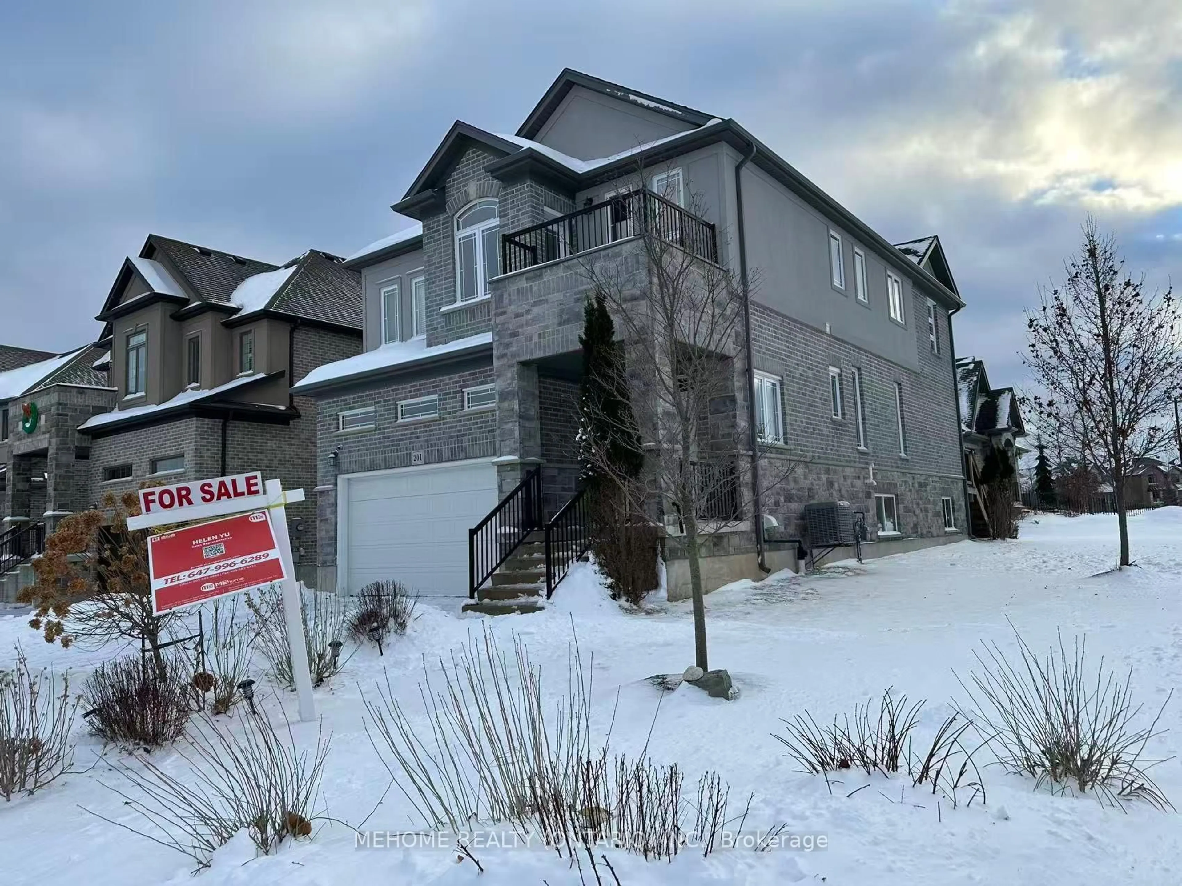 A pic from outside/outdoor area/front of a property/back of a property/a pic from drone, street for 201 Spring Garden Dr, Waterloo Ontario N2J 4N7