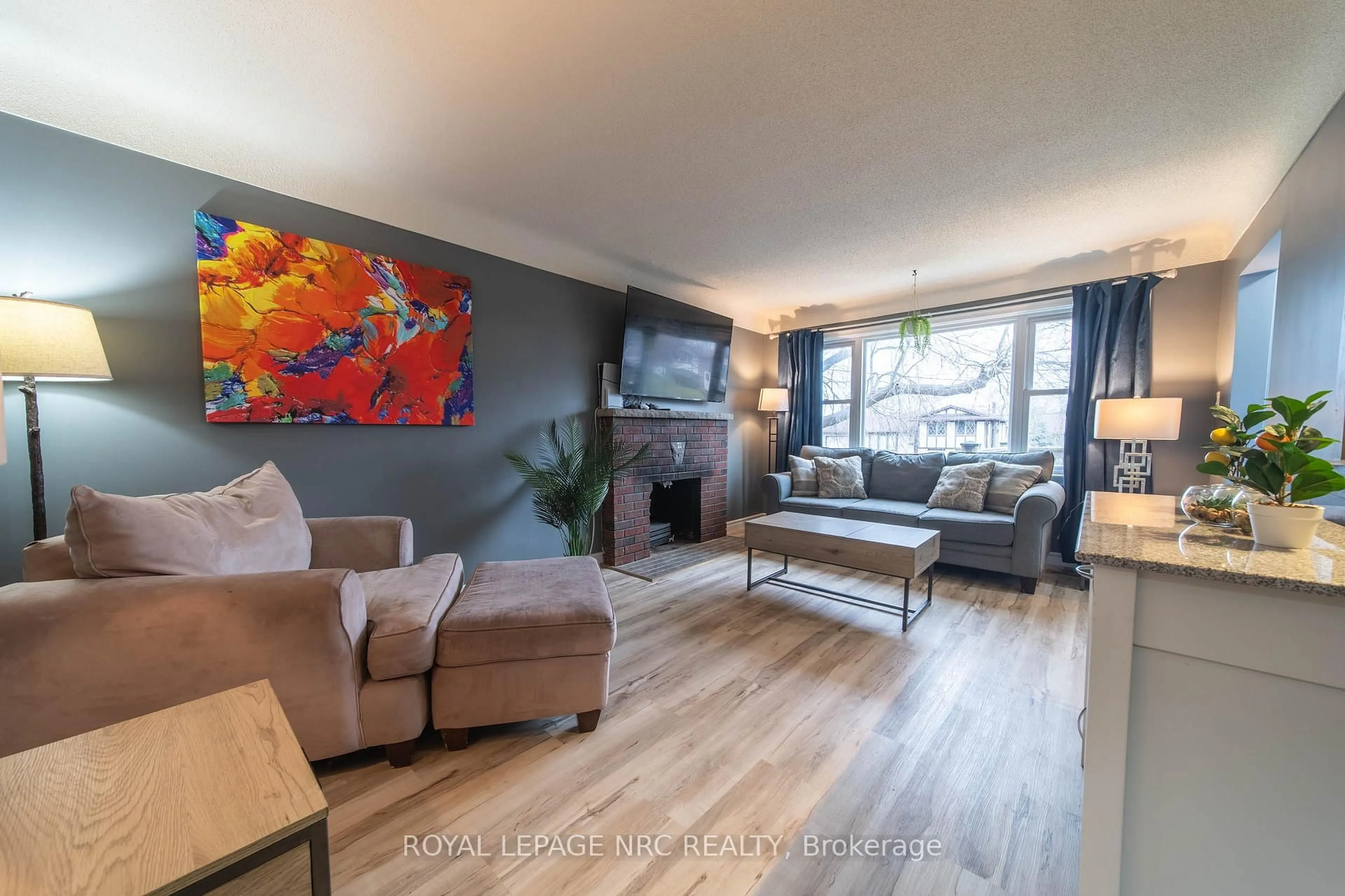 Living room with furniture, wood/laminate floor for 955 Ferndale Ave, Fort Erie Ontario L2A 5E1