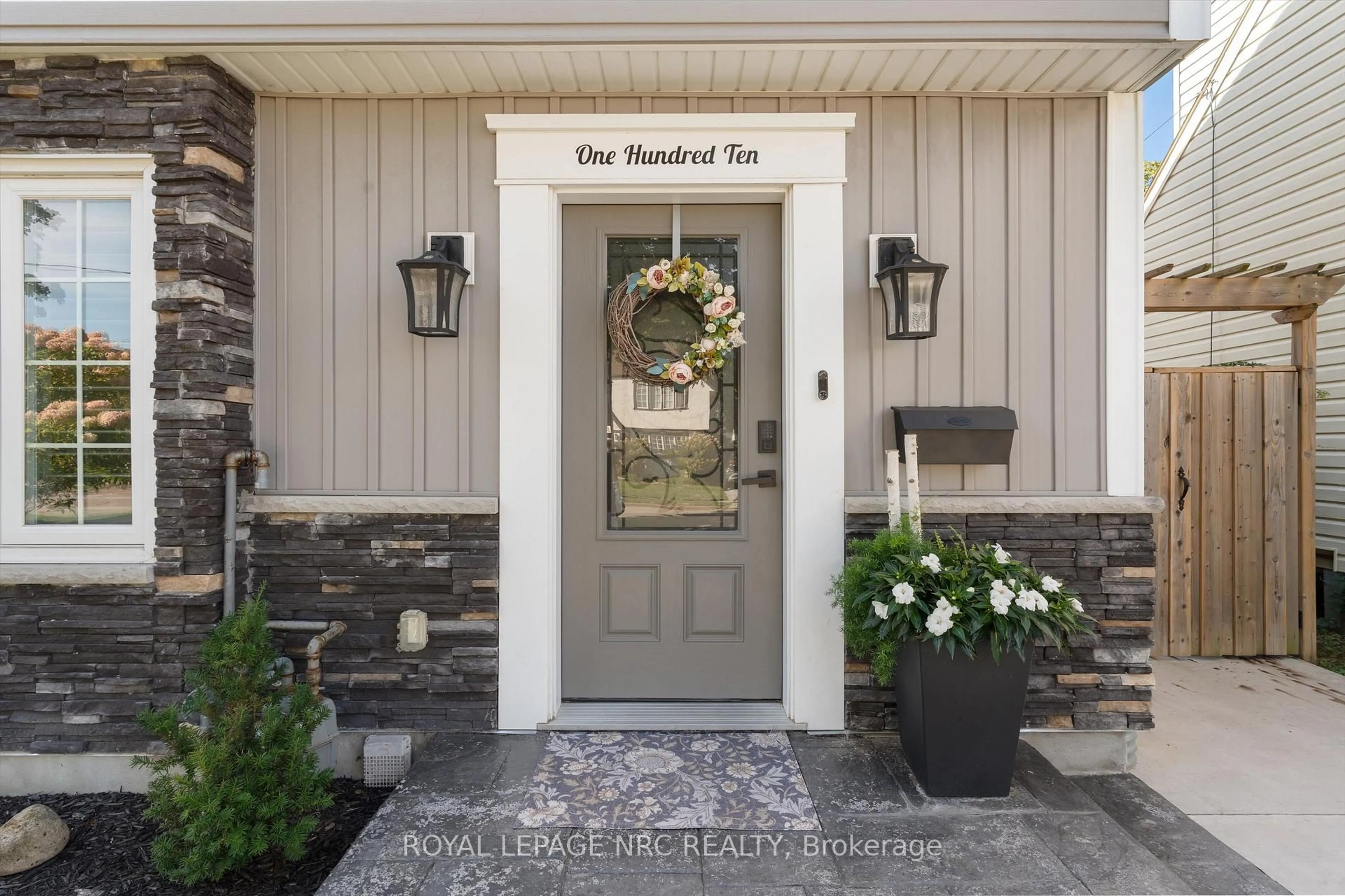 Indoor entryway for 110 St. Patrick St, St. Catharines Ontario L2R 1K5