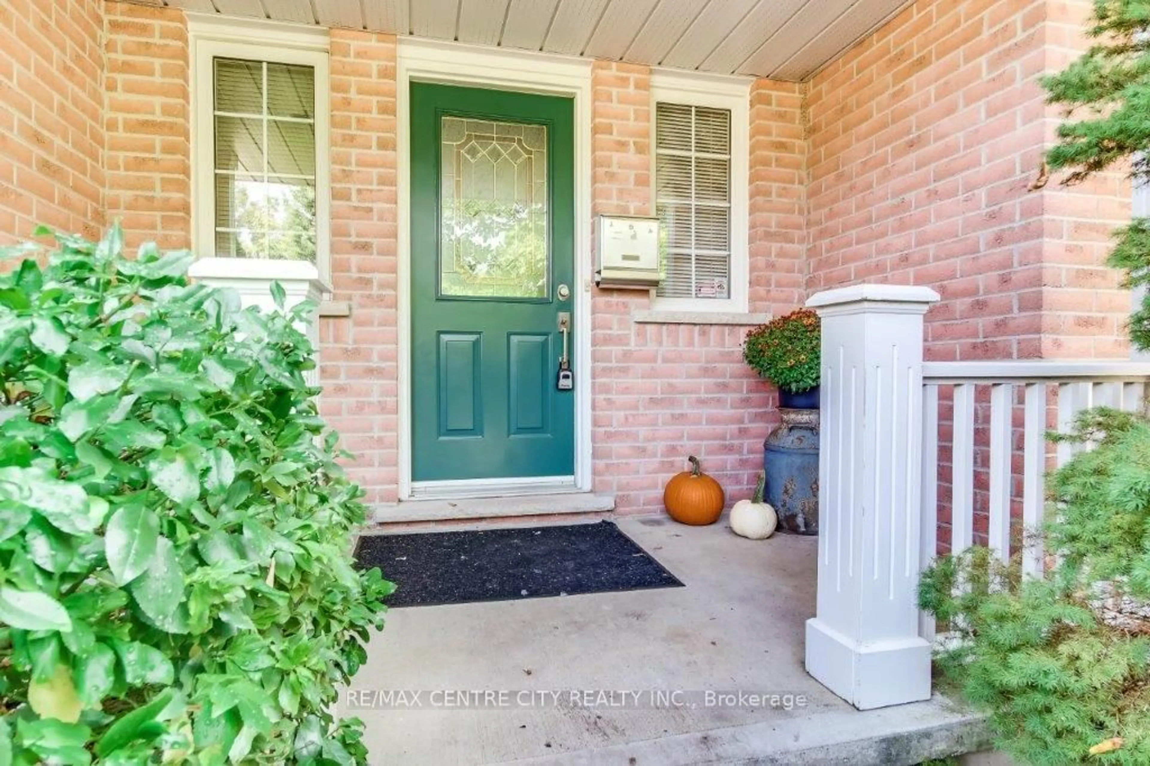 Indoor entryway for 26 Symphony Crt, Central Elgin Ontario N5P 4K1