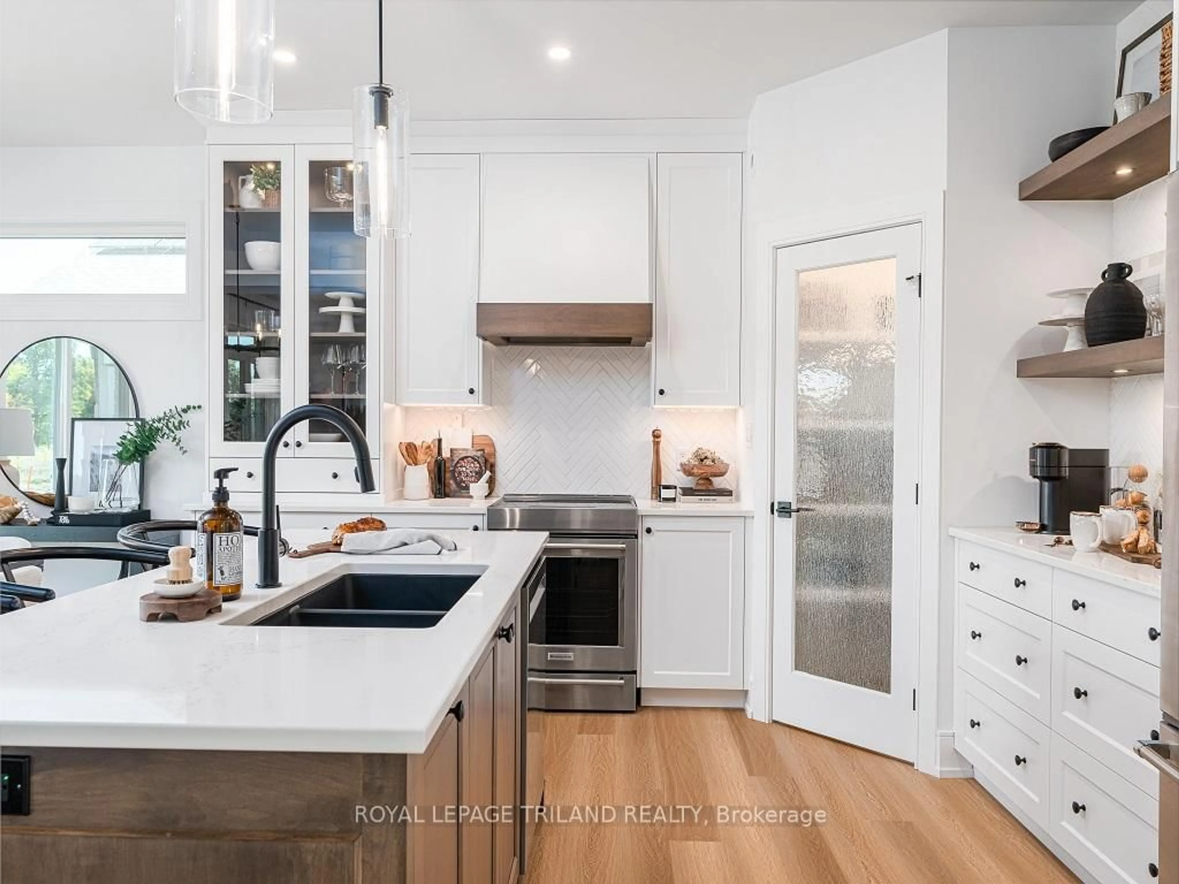 Contemporary kitchen, unknown for 31 SNOWY OWL Tr, Central Elgin Ontario N5R 0M6