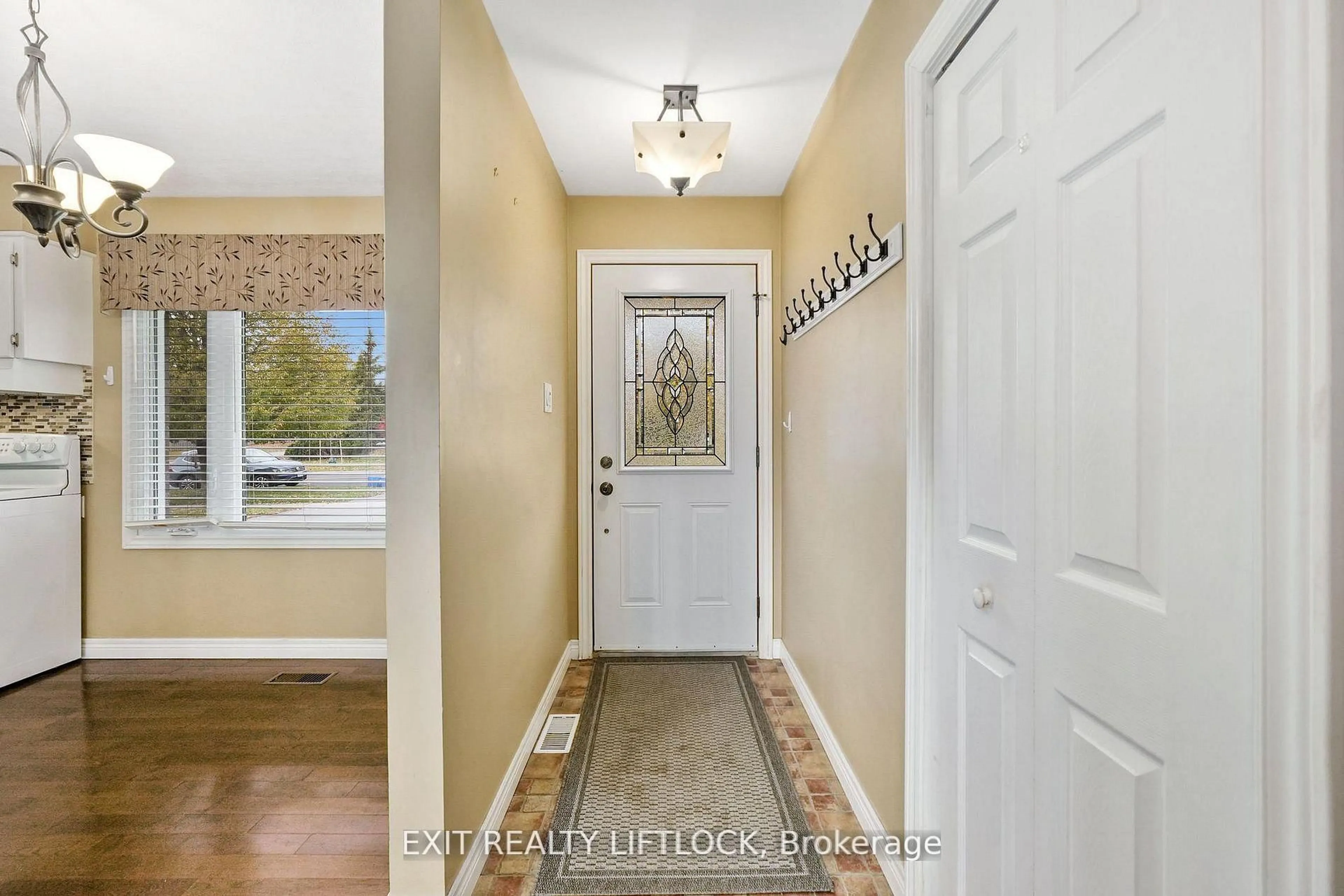 Indoor entryway for 1252 Royal Dr, Peterborough Ontario K9H 6R5
