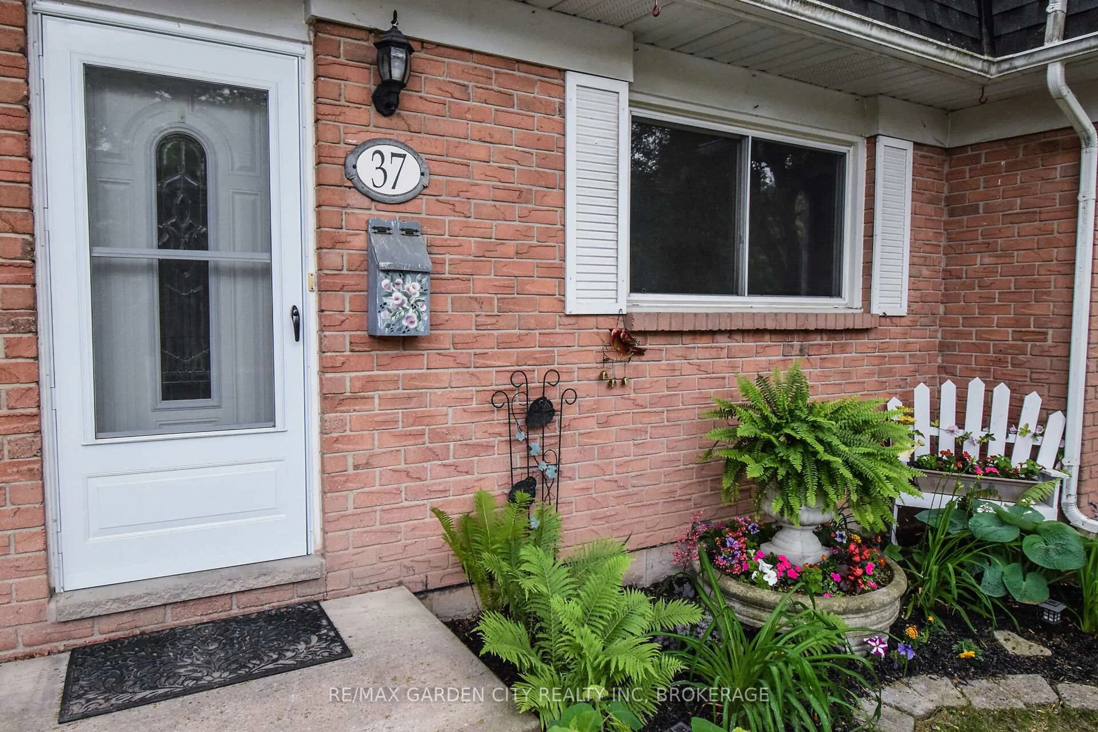 Indoor entryway for 185 DENISTOUN St #37, Welland Ontario L3C 6J6