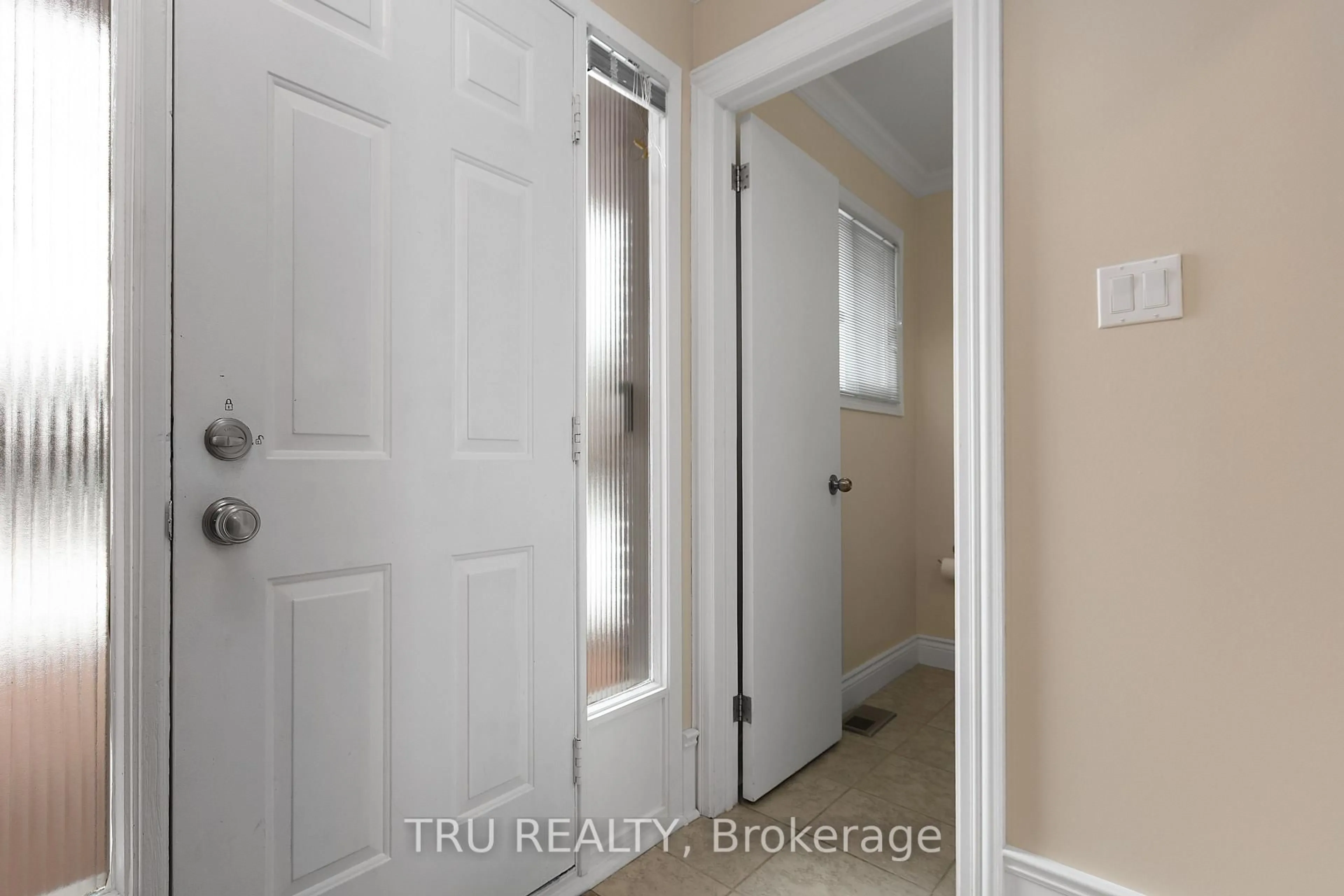 Indoor entryway for 1078 ST EMMANUEL Terr, Ottawa Ontario K1C 2J7