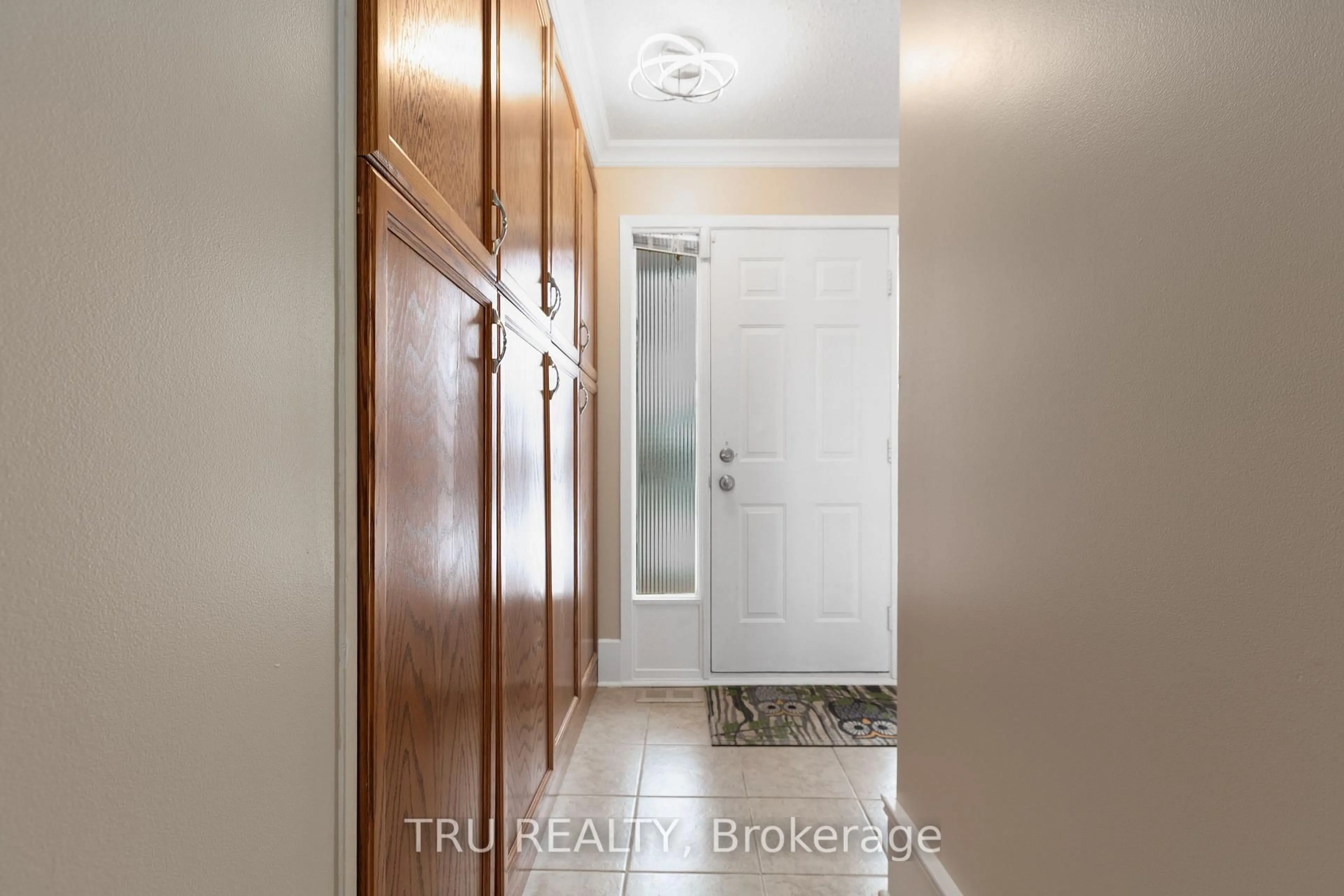 Indoor entryway for 1078 ST EMMANUEL Terr, Ottawa Ontario K1C 2J7