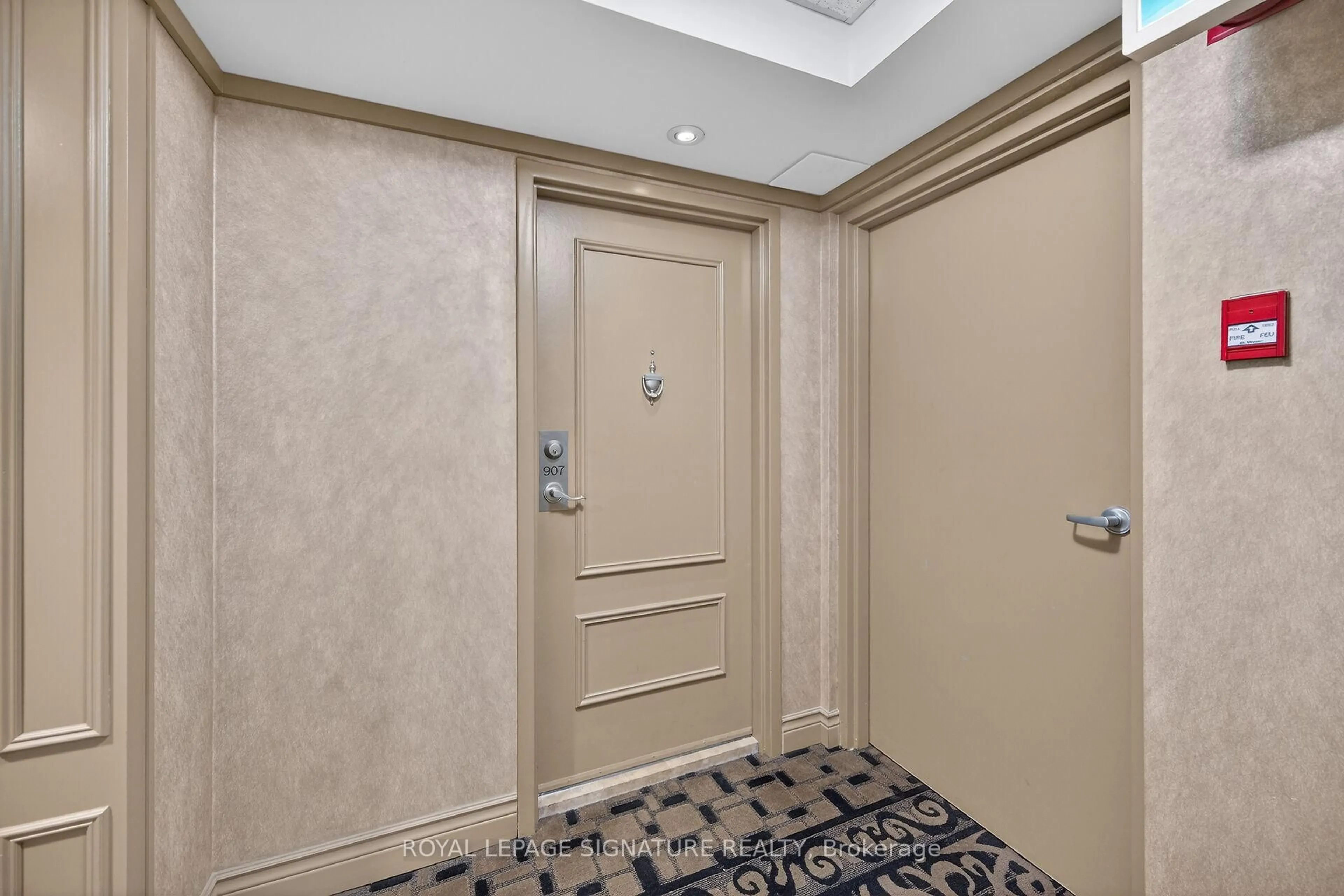 Indoor foyer for 301 Frances Ave #907, Hamilton Ontario L8E 3W6