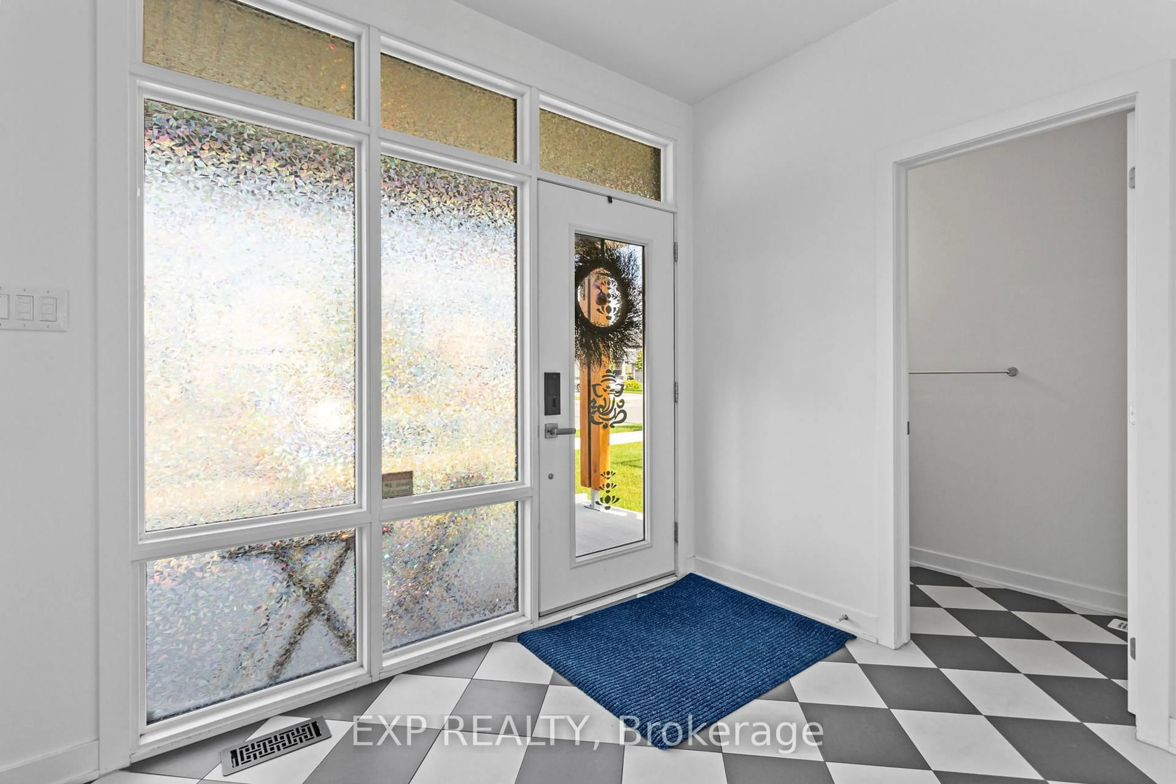 Indoor entryway for 4556 Kelly Farm Dr, Ottawa Ontario K1X 0G8