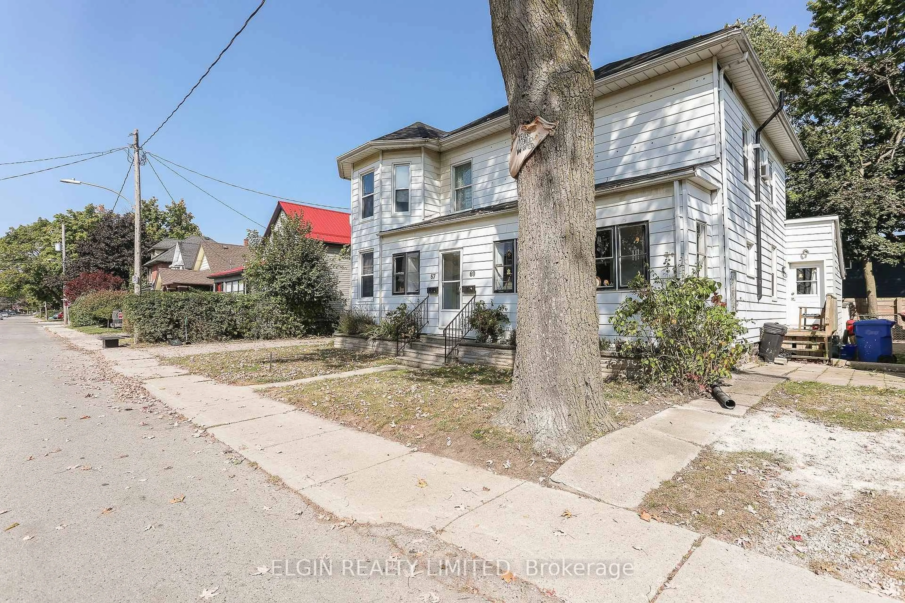 A pic from outside/outdoor area/front of a property/back of a property/a pic from drone, street for 67-69 Elizabeth St, St. Thomas Ontario N5R 2X3